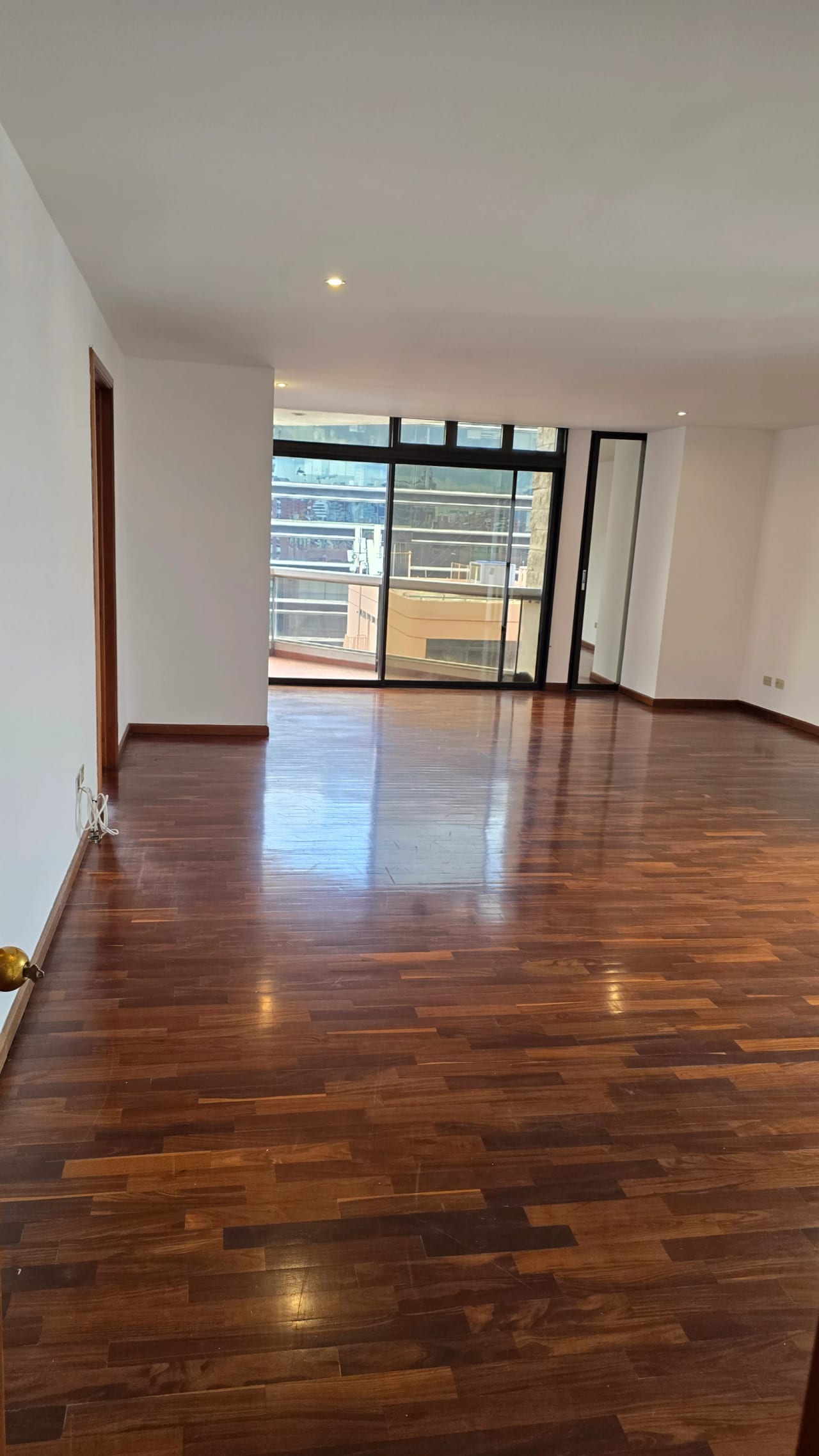 zona 10 Amplio apartamento en renta — Apartamento en Alquiler en Tiffany, Zona 10, Guatemala, Ciudad — foto 9 de 10