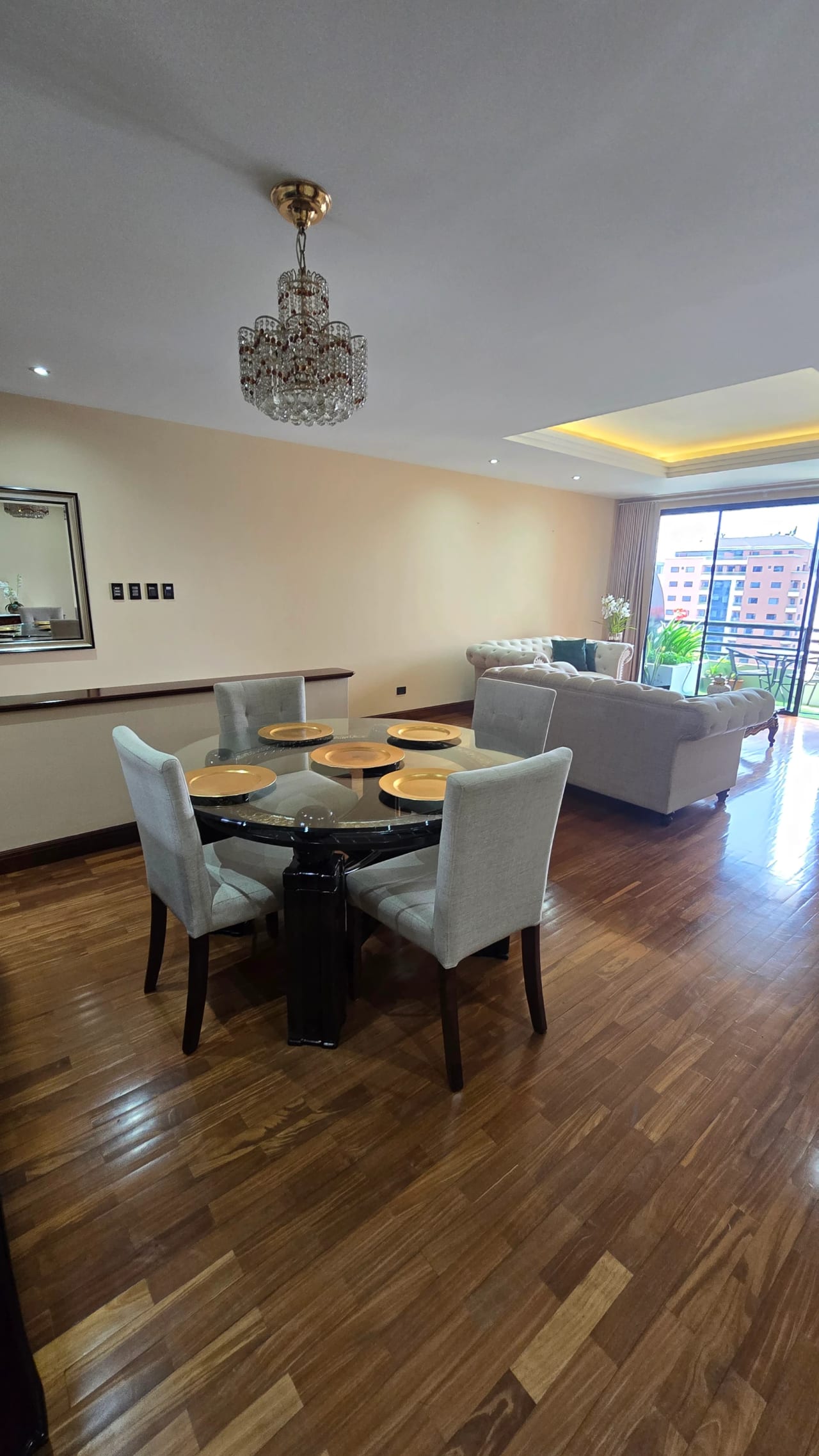 Alquiler de elegante apartamento amueblado en zo a 10, frente a La Est — Apartamento en Alquiler en San Ignacio, Zona 10, Guatemala, Ciudad — foto 1 de 10