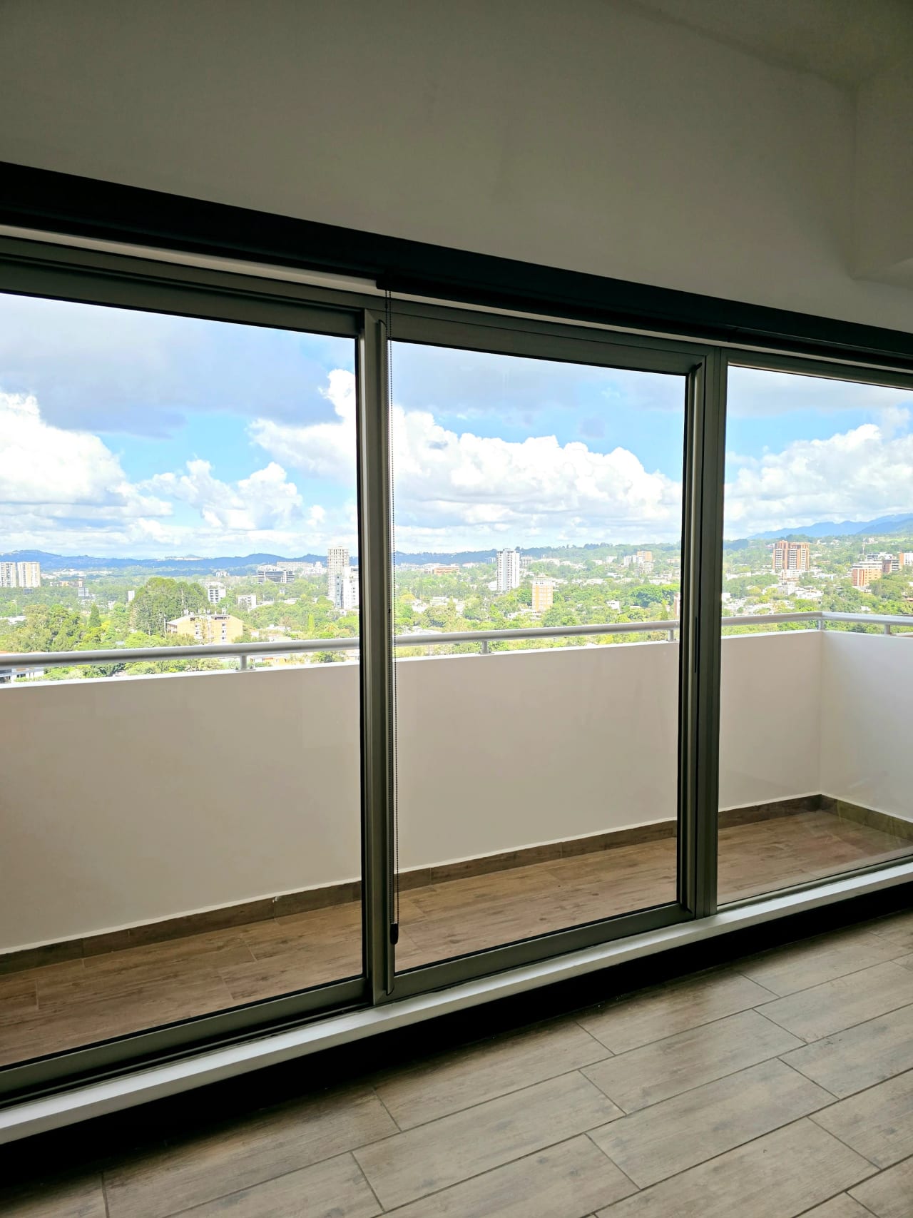 Cómodo apartamento en alquiler en zona 10, Dos dormitorios — Apartamento en Alquiler en Casalini Diagonal 6, Zona 10, Guatemala, Ciudad — foto 2 de 6