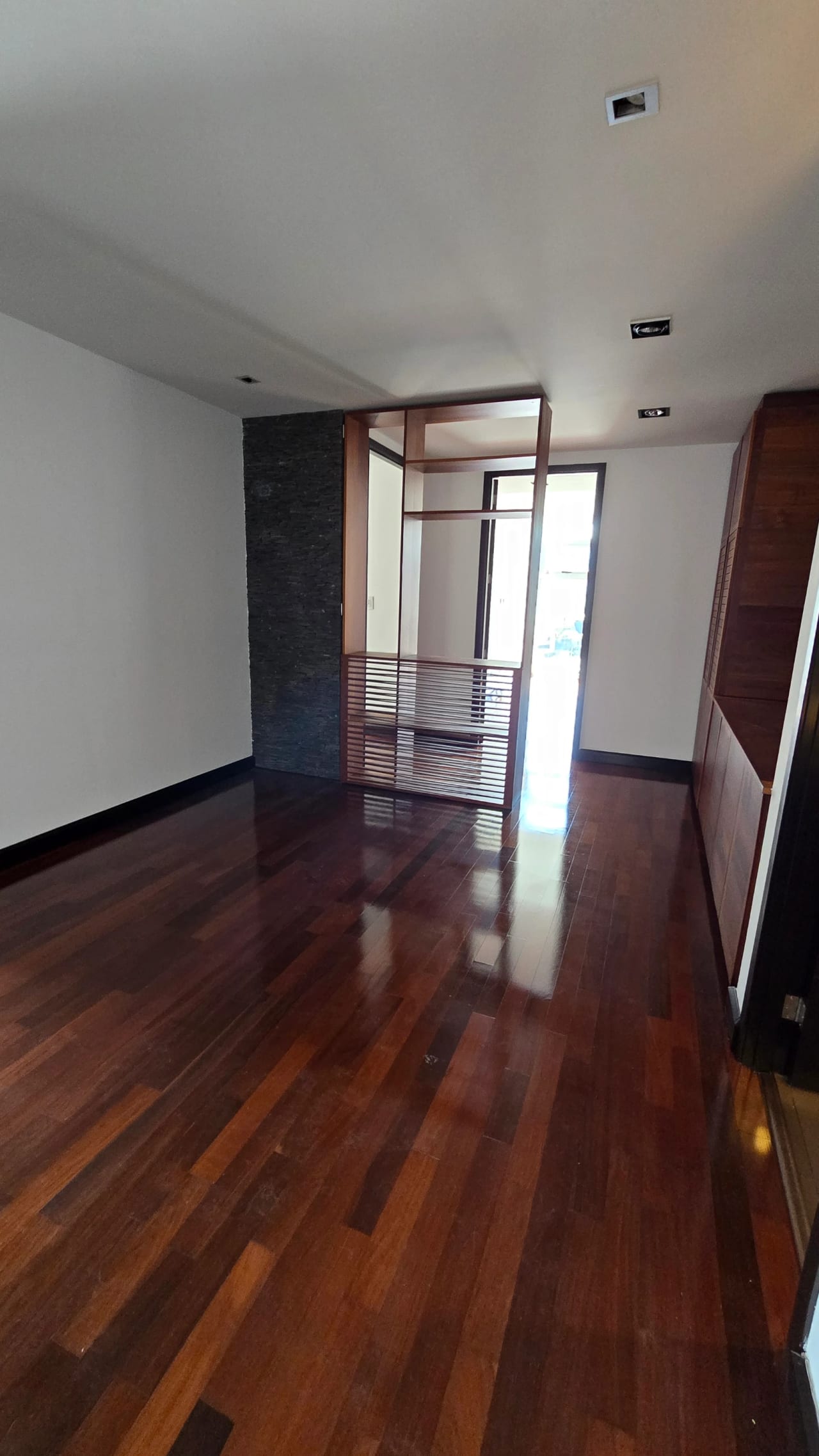 Zona 10 - Amplio apartamento en alquiler, 185m2 — Apartamento en Alquiler en 19-10, Zona 10, Guatemala, Ciudad — foto 6 de 9