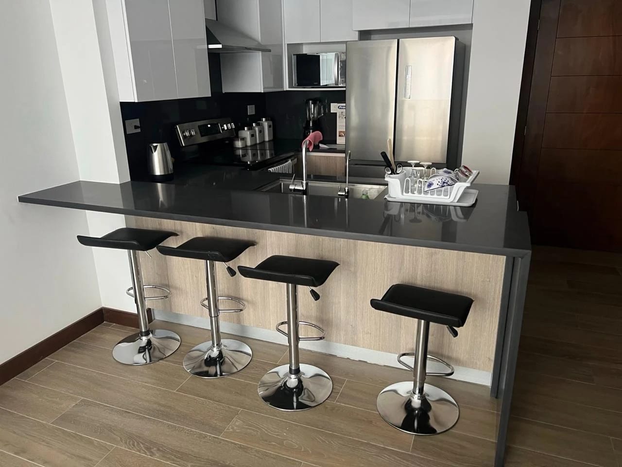 Apartamento Amueblado en Renta Zona 10 cod.CA36555 — Apartamento en Alquiler en Zona 10, Guatemala, Ciudad — foto 2 de 17