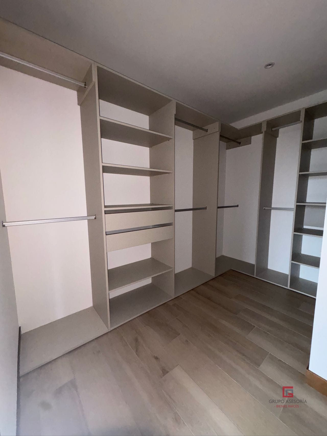 Apartamento en renta Ferré Diez zona 10 — Apartamento en Alquiler en Ferré Diez, Zona 10, Guatemala, Ciudad — foto 17 de 17