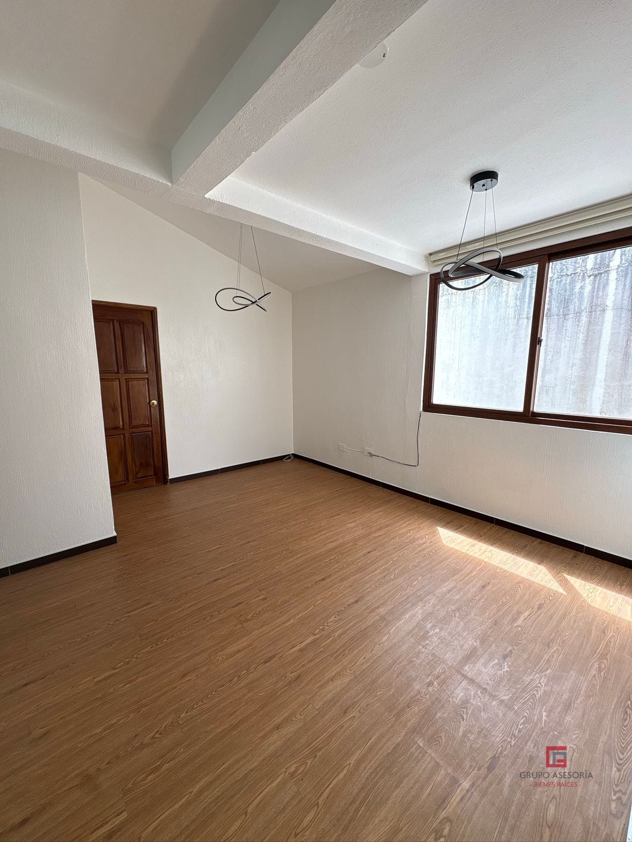 Sala y comedor — Apartamento en renta Montesano zona 16 — Apartamento en Alquiler en Zona 16, Guatemala, Ciudad — foto 2 de 10