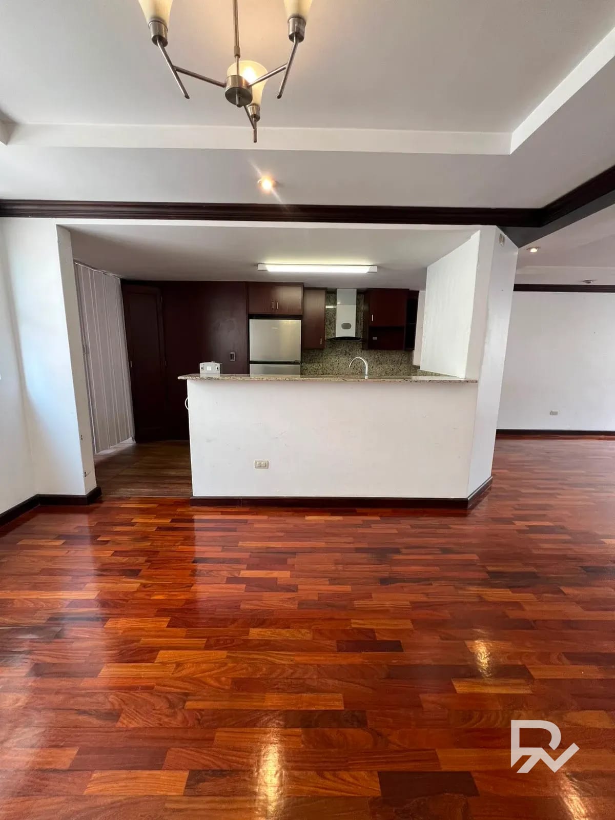 Apartamento en renta en La Villa, Zona 14 Ubicación estratégica — Apartamento en Alquiler en Zona 14, Guatemala, Ciudad — foto 1 de 13