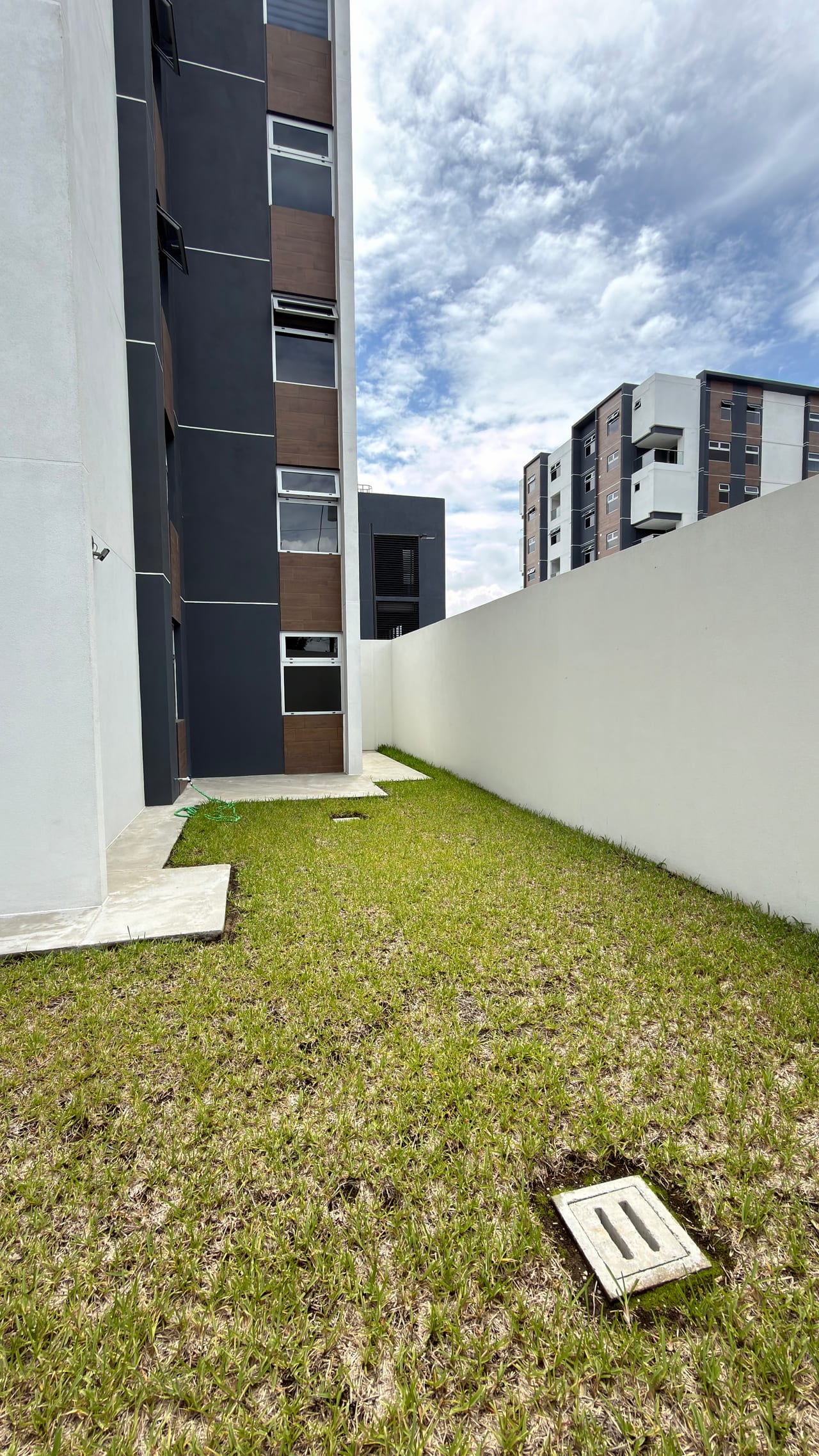 APARTAMENTO EN RENTA CON AMPLIO JARDÍN — Apartamento en Alquiler en Condado Naranjo, Zona 4 Mixco, Guatemala, Ciudad — foto 1 de 16