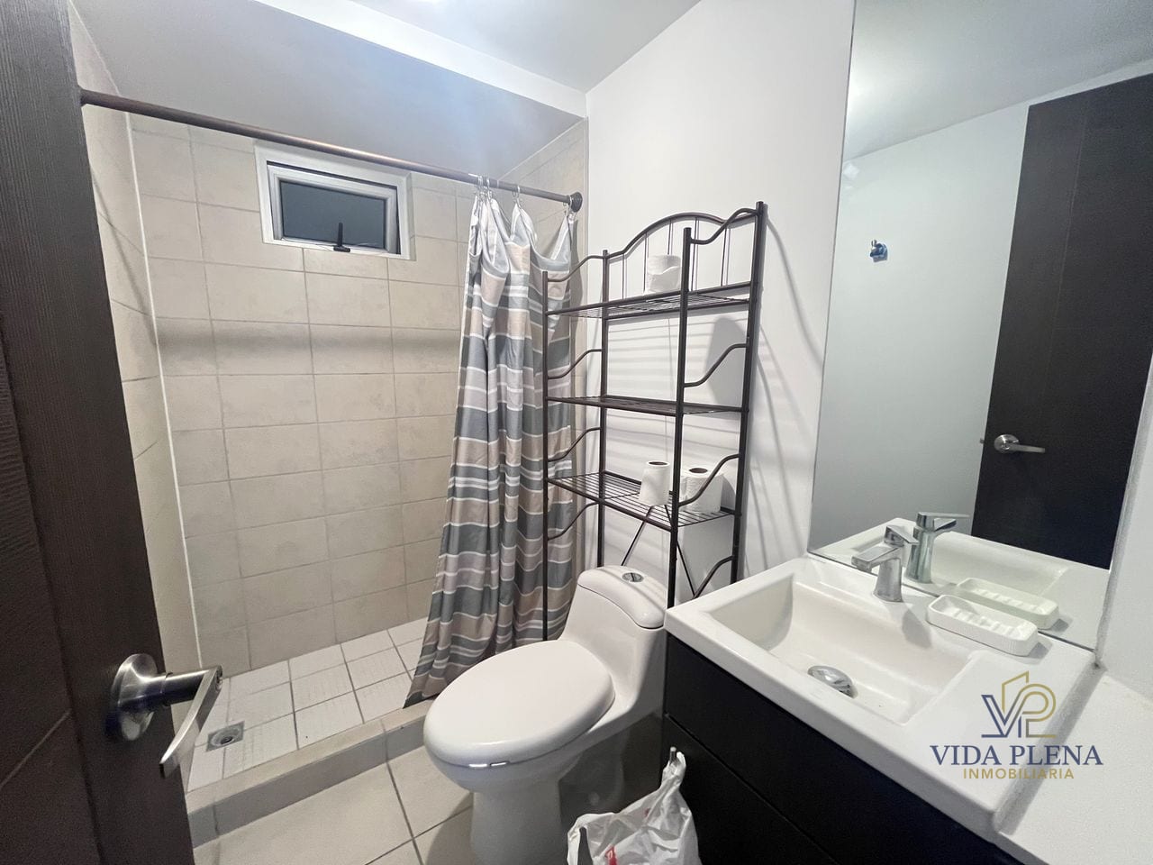 Renta de Apartamento Amueblado/condado Naranjo — Apartamento en Alquiler en Condado Naranjo, Zona 4 Mixco, Guatemala, Ciudad — foto 7 de 11