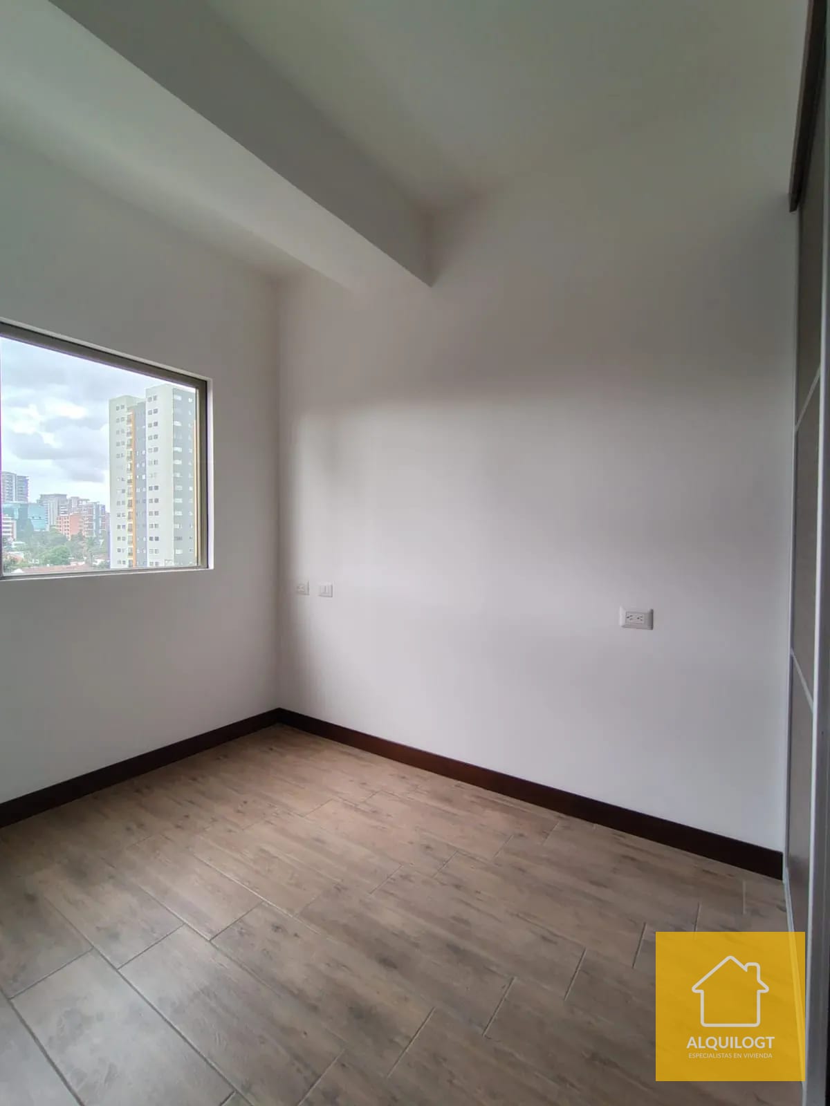 Apartamento Remodelado en Casalini Zona 10 Doble Altura — Apartamento en Alquiler en Cassalini, Zona 10, Guatemala, Ciudad — foto 3 de 17
