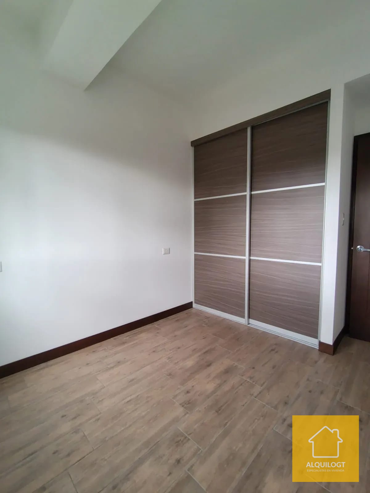 Apartamento Remodelado en Casalini Zona 10 Doble Altura — Apartamento en Alquiler en Cassalini, Zona 10, Guatemala, Ciudad — foto 4 de 17