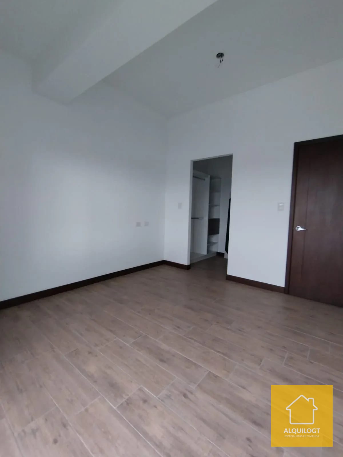 Apartamento Remodelado en Casalini Zona 10 Doble Altura — Apartamento en Alquiler en Cassalini, Zona 10, Guatemala, Ciudad — foto 9 de 17