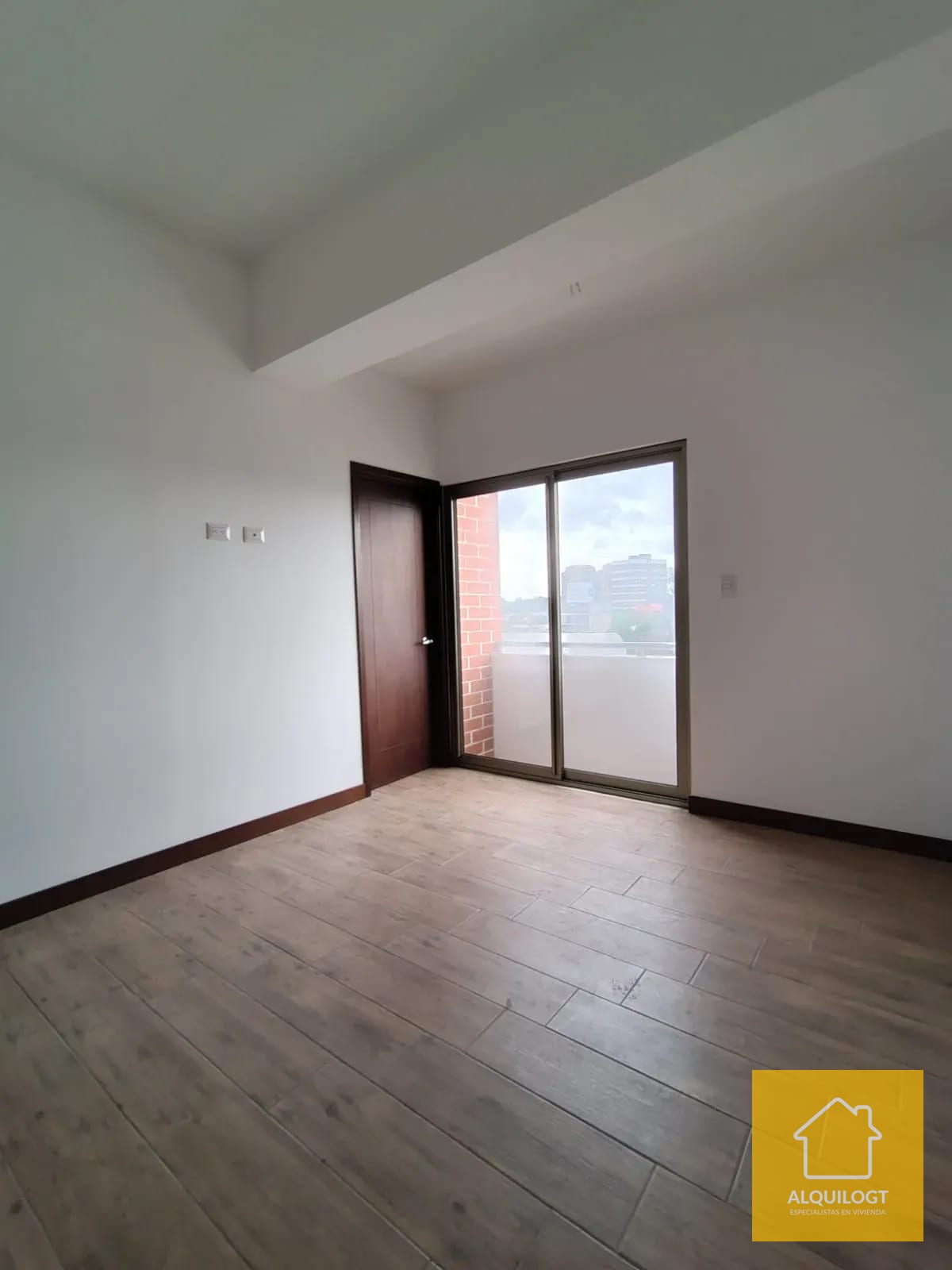 Apartamento Remodelado en Casalini Zona 10 Doble Altura — Apartamento en Alquiler en Cassalini, Zona 10, Guatemala, Ciudad — foto 11 de 17