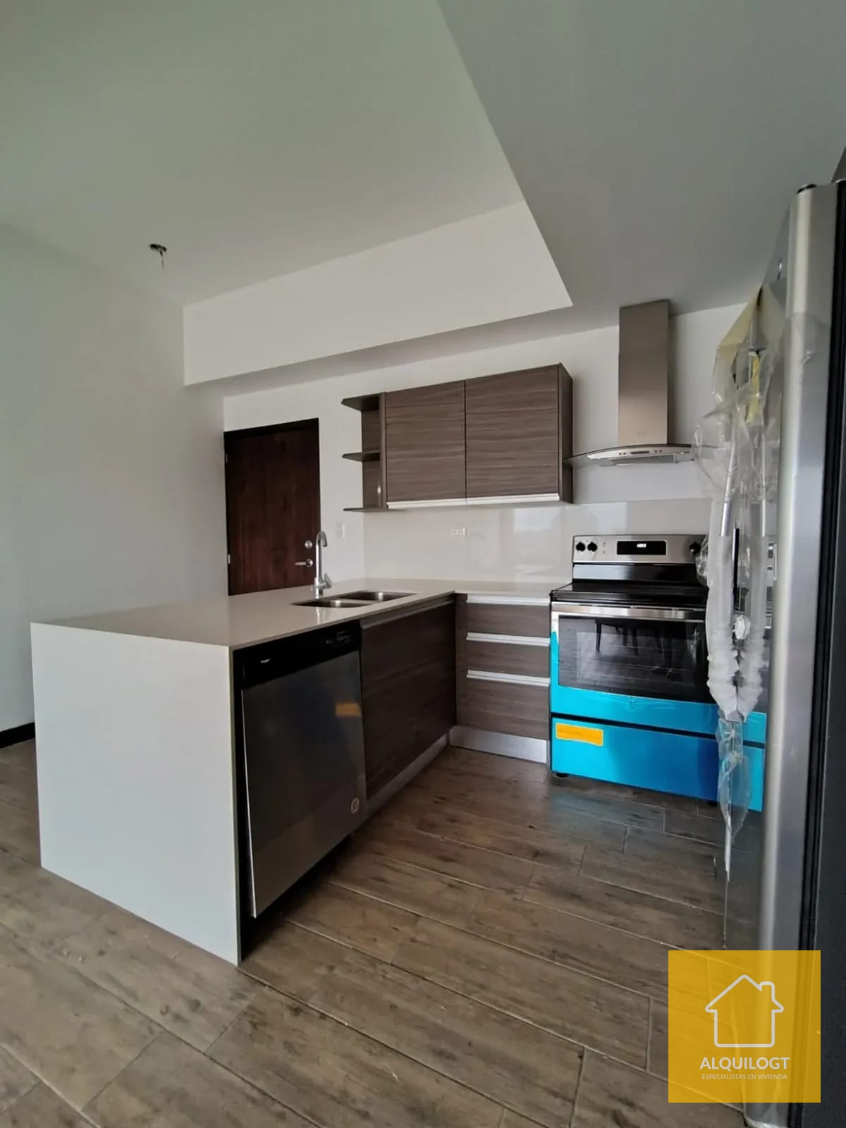 Apartamento Remodelado en Casalini Zona 10 Doble Altura — Apartamento en Alquiler en Cassalini, Zona 10, Guatemala, Ciudad — foto 15 de 17