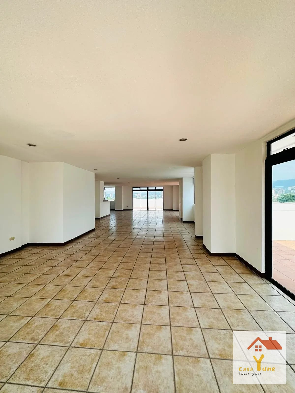 Apartamento en quiler zona 10 Diagonal 6 amplio cuarto de servicio — Apartamento en Alquiler en Zona 10, Guatemala, Ciudad — foto 1 de 12
