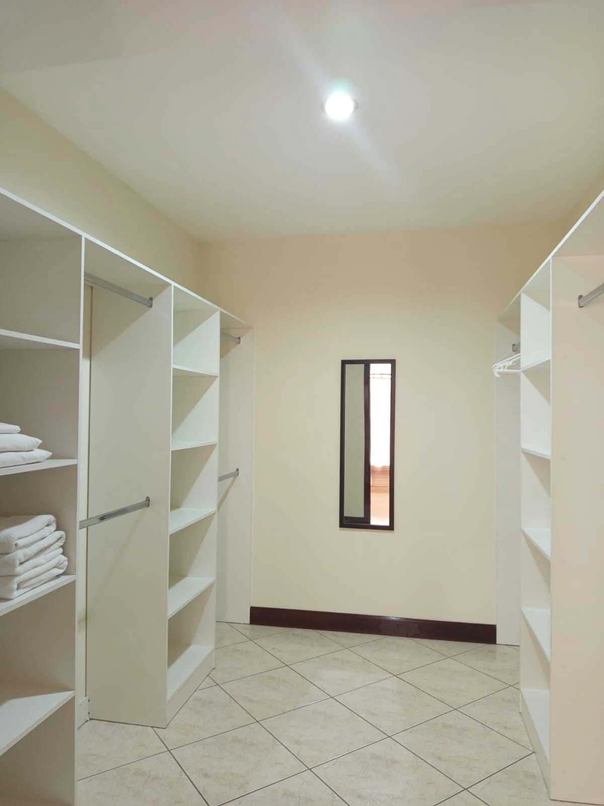 Apartamento en renta amueblado en zona 10 de 3 habitaciones — Apartamento en Alquiler en Zona 10, Guatemala, Ciudad — foto 8 de 17