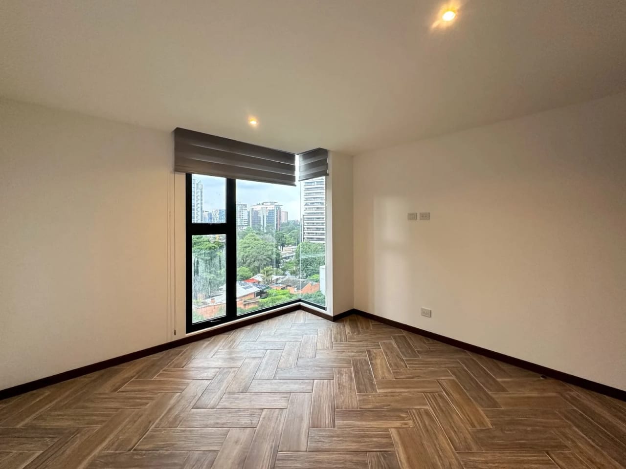 Dormitorio principal — APARTAMENTO EN VENTA Edificio Naori Zona 10 — Apartamento en Venta en Naori, Zona 10, Guatemala, Ciudad — foto 5 de 15