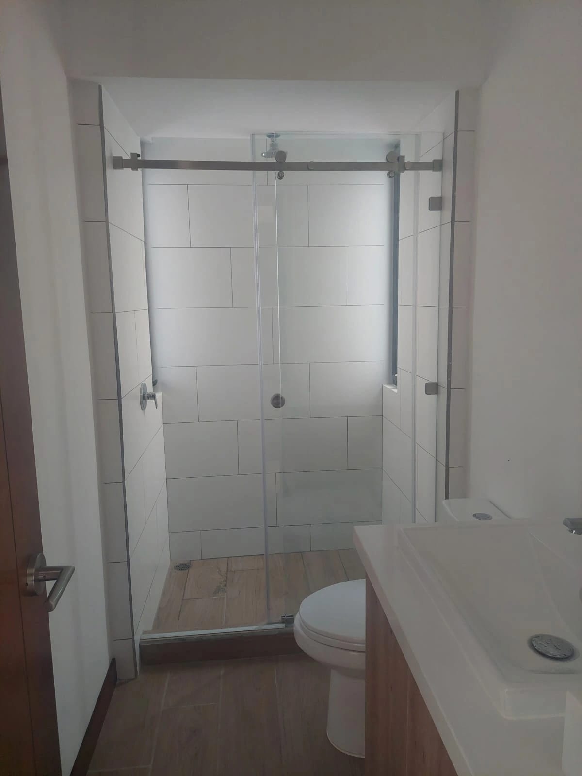 Baño — Apartamento en Renta Nuevo Zona 16 Kanajuyú — Apartamento en Alquiler en Zona 16, Guatemala, Ciudad — foto 8 de 11