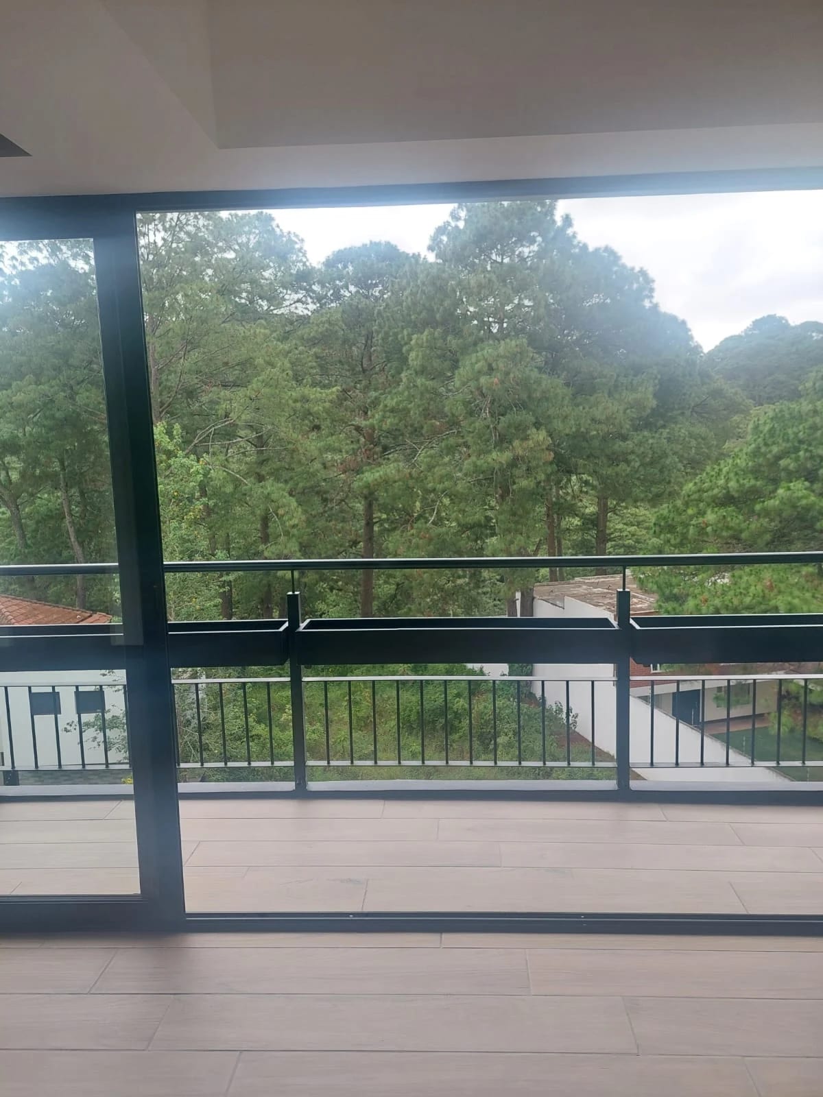 Balcón — Apartamento en Renta Nuevo Zona 16 Kanajuyú — Apartamento en Alquiler en Zona 16, Guatemala, Ciudad — foto 10 de 11