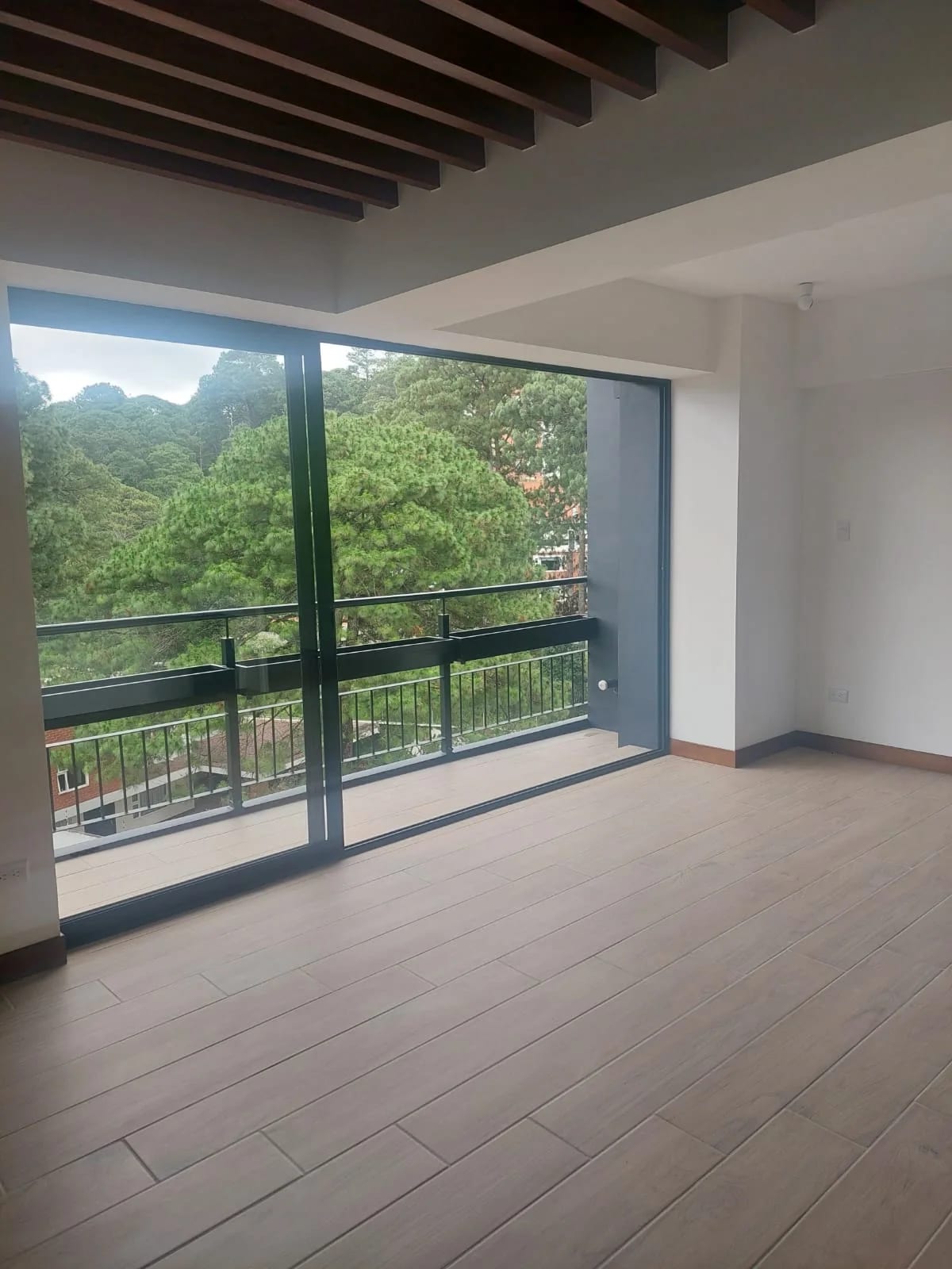Sala — Apartamento en Renta Nuevo Zona 16 Kanajuyú — Apartamento en Alquiler en Zona 16, Guatemala, Ciudad — foto 1 de 11