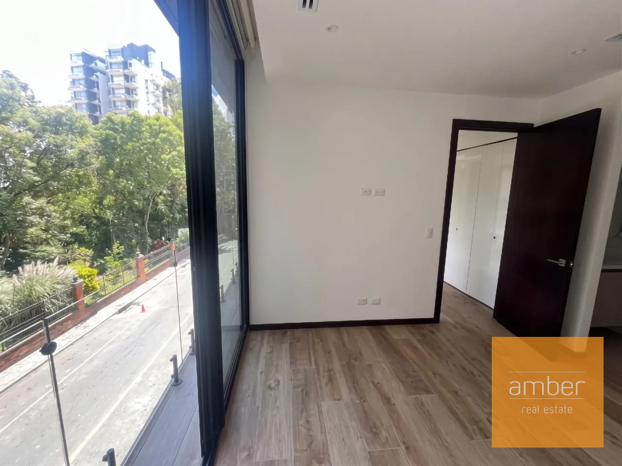 Apartamento en Dosento, Oakland 2, zona 10 — Apartamento en Alquiler en Zona 10, Guatemala, Ciudad — foto 4 de 6