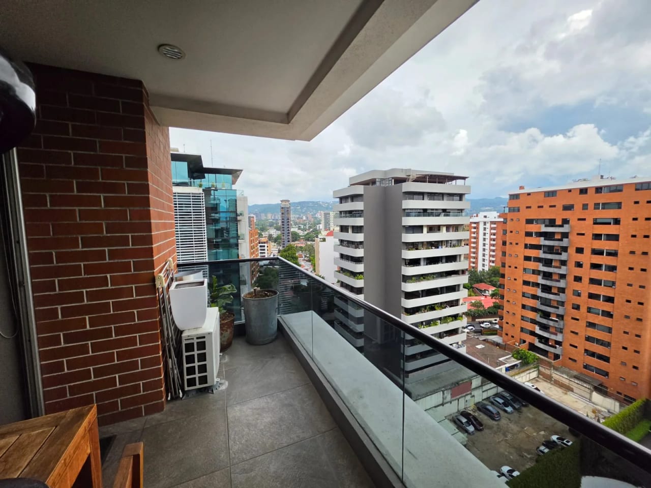 Apartamento en alquiler, Edificio Santa Sofia, zona 10 — Apartamento en Alquiler en Santa Sofía, Zona 10, Guatemala, Ciudad — foto 1 de 12