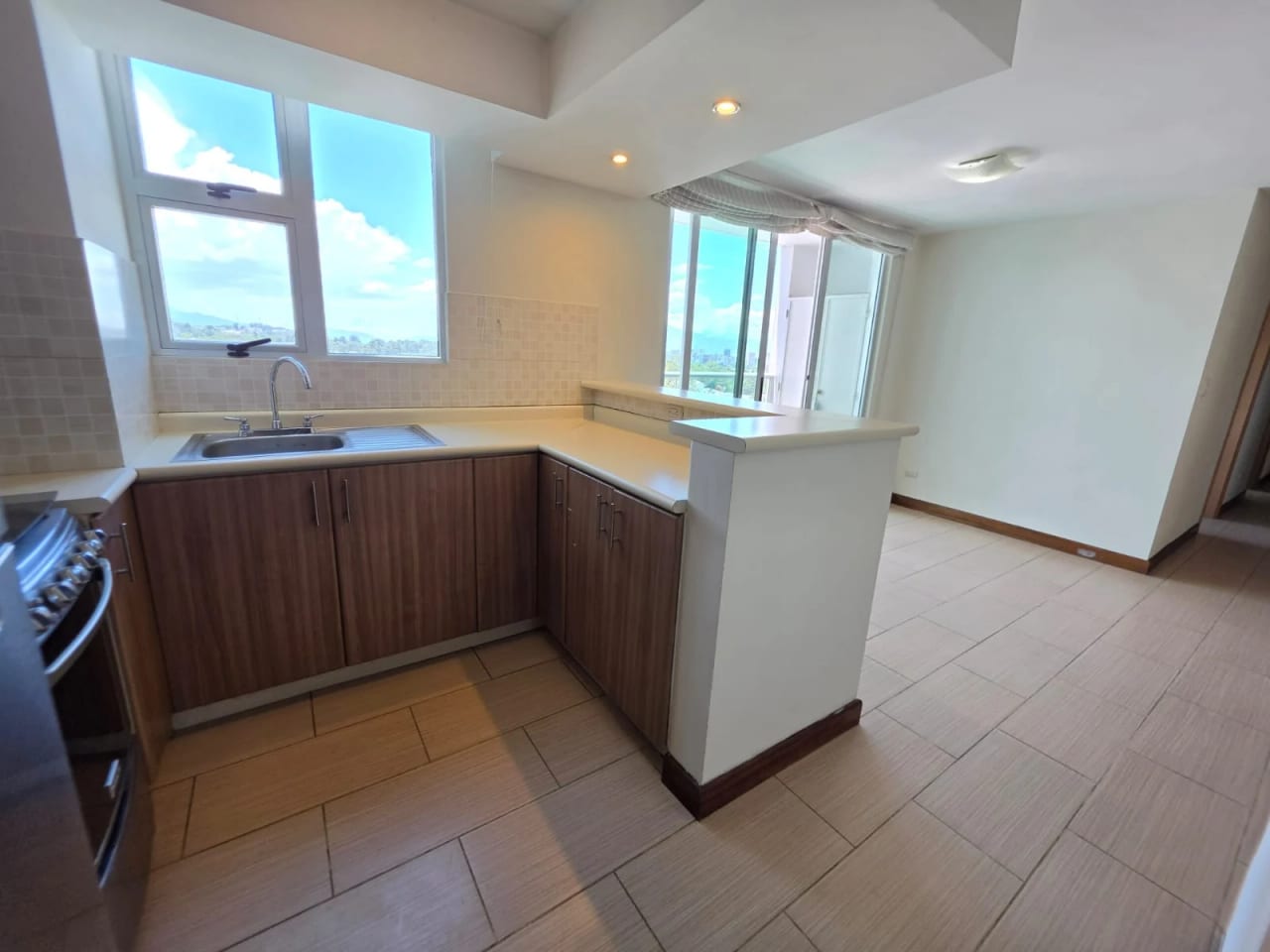 Apartamento en alquiler, Condado La Villa, zona 14 — Apartamento en Alquiler en Condado La Villa, Zona 14, Guatemala, Ciudad — foto 2 de 11