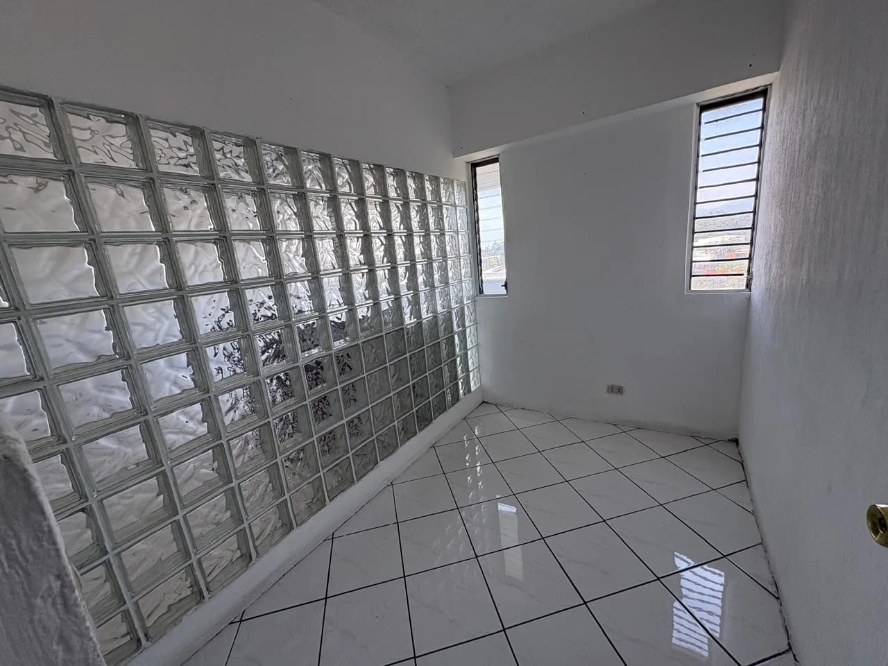 Apartamento en alquiler, Edificio Vistalago, zona 13 — Apartamento en Alquiler en Vistalago, Zona 13, Guatemala, Ciudad — foto 3 de 6