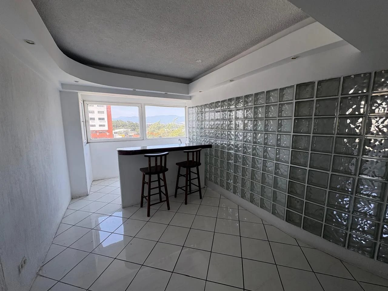 Apartamento en alquiler, Edificio Vistalago, zona 13 — Apartamento en Alquiler en Vistalago, Zona 13, Guatemala, Ciudad — foto 1 de 6