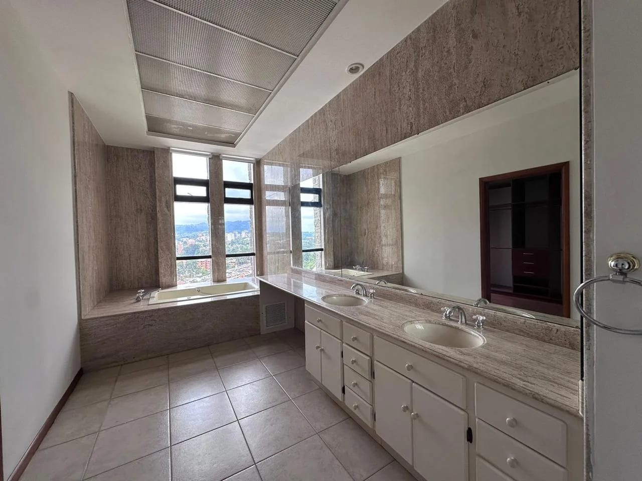 Apartamento en venta, Edificio Tiffany 1, zona 10 — Apartamento en Venta en Tiffany, Zona 10, Guatemala, Ciudad — foto 8 de 8