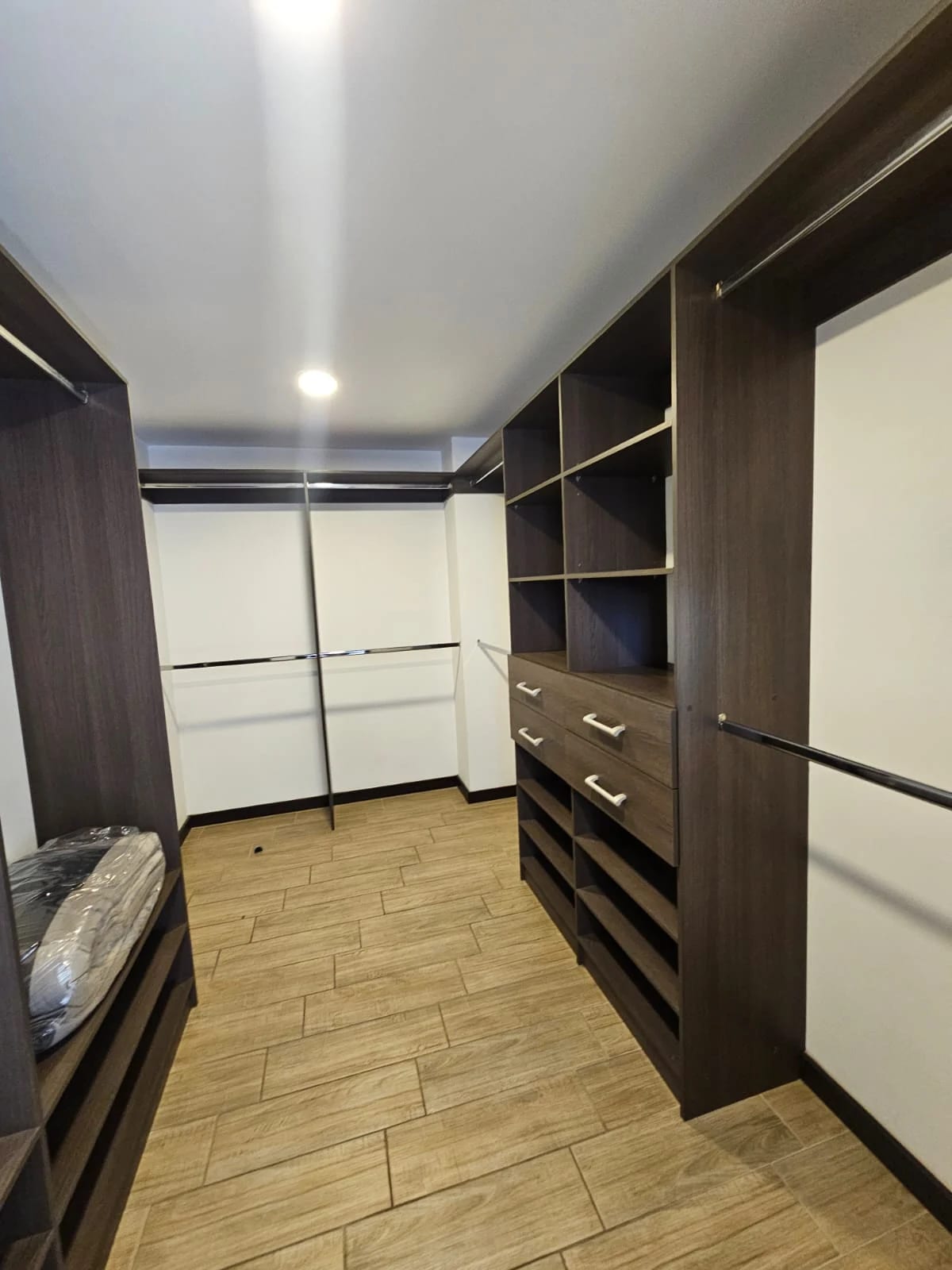 Apartamento Amueblado en Alquiler, Edificio Ferrara, zona 10 — Apartamento en Alquiler en Ferrara 10, Zona 10, Guatemala, Ciudad — foto 7 de 11