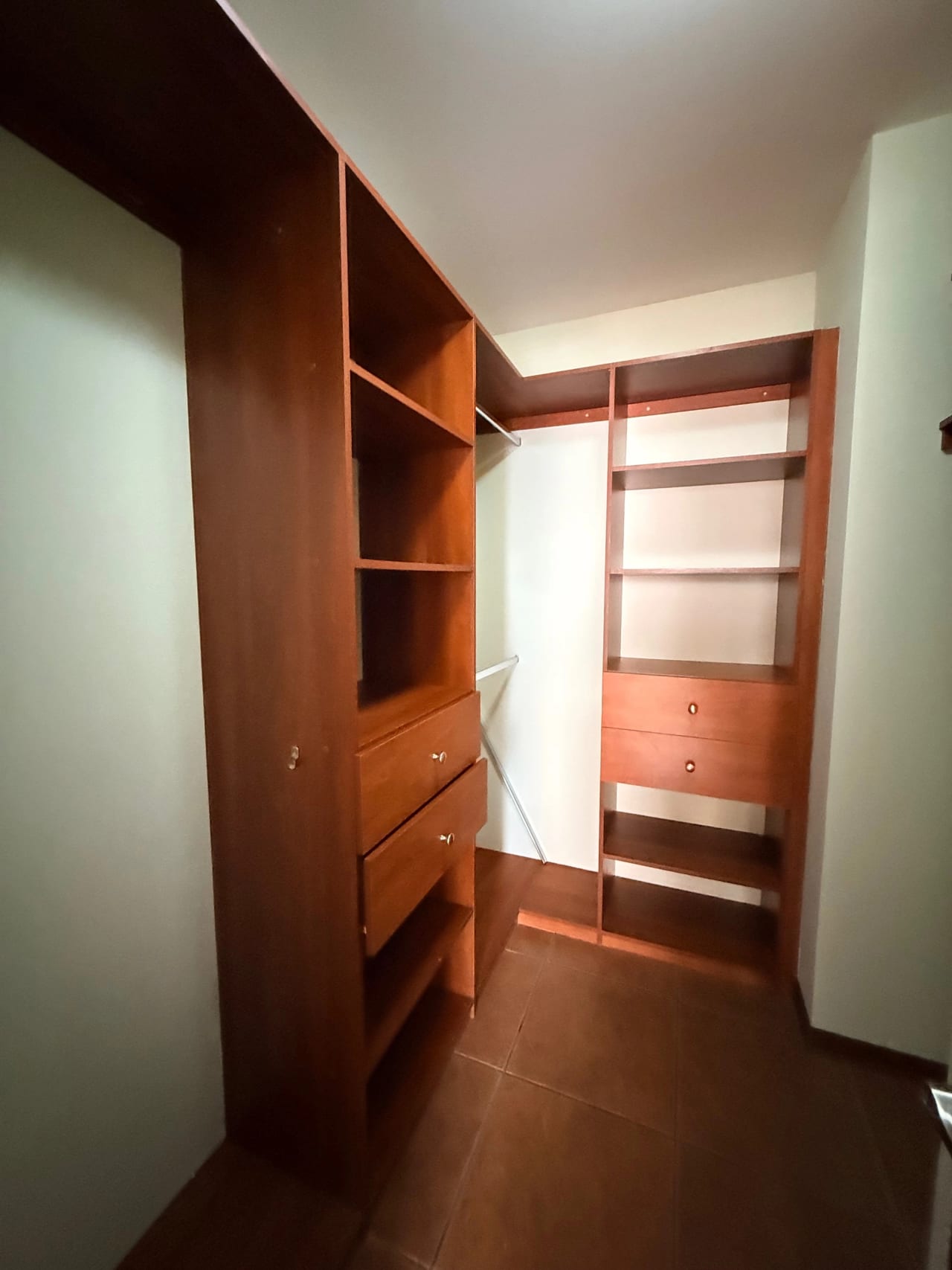 Apartamento en Alquiler, Edificio Torre del Valle, zona 10 — Apartamento en Alquiler en Torre Del Valle, Zona 10, Guatemala, Ciudad — foto 9 de 17
