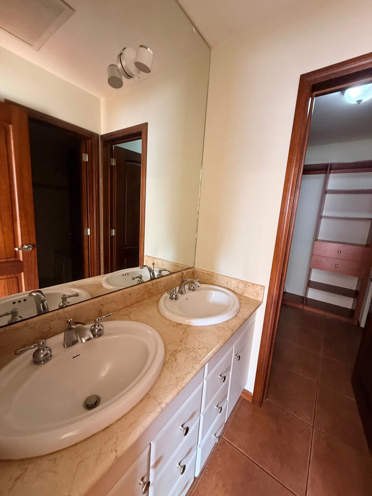 Apartamento en Alquiler, Edificio Torre del Valle, zona 10 — Apartamento en Alquiler en Torre Del Valle, Zona 10, Guatemala, Ciudad — foto 10 de 17