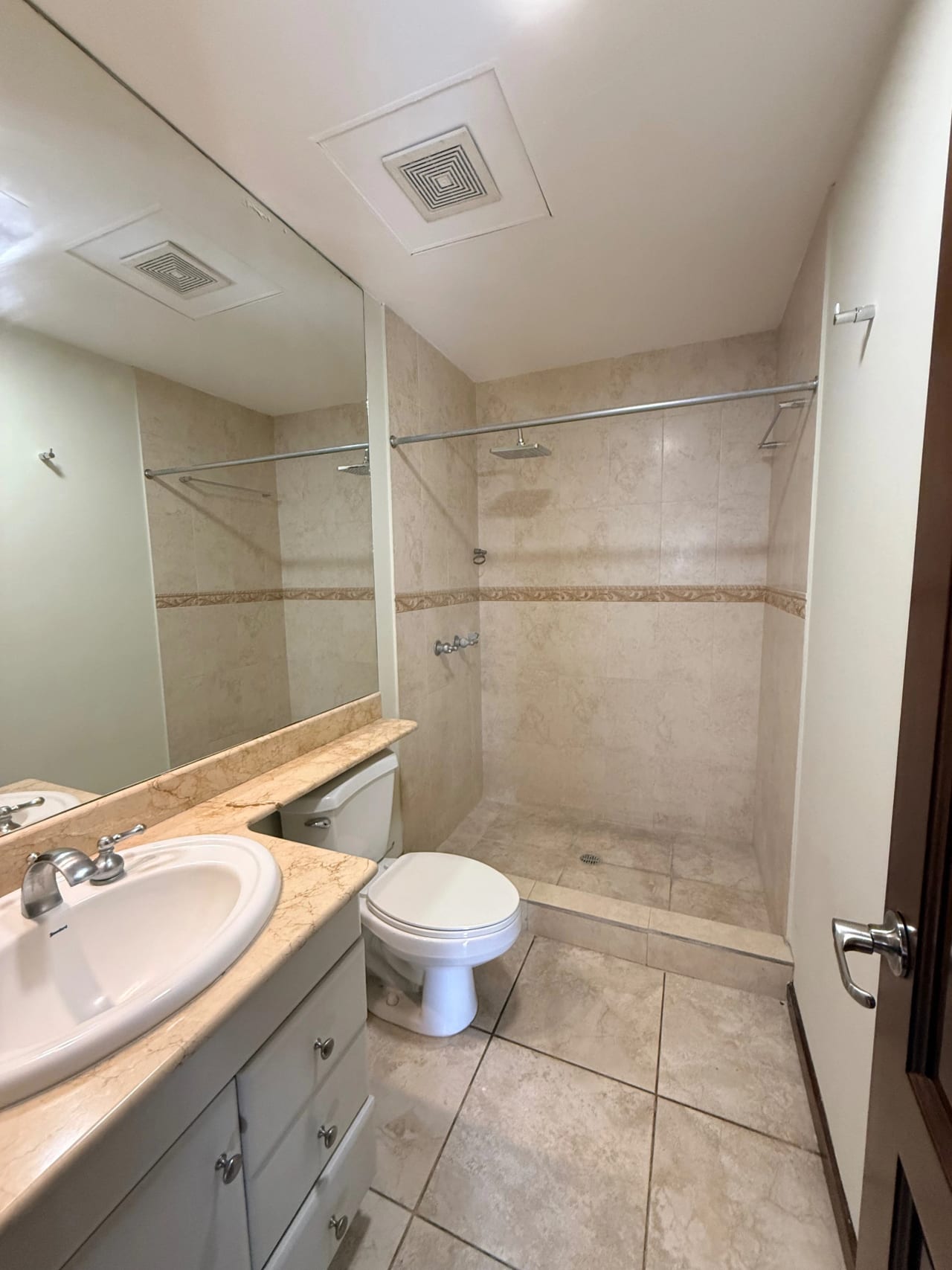 Apartamento en Alquiler, Edificio Torre del Valle, zona 10 — Apartamento en Alquiler en Torre Del Valle, Zona 10, Guatemala, Ciudad — foto 12 de 17