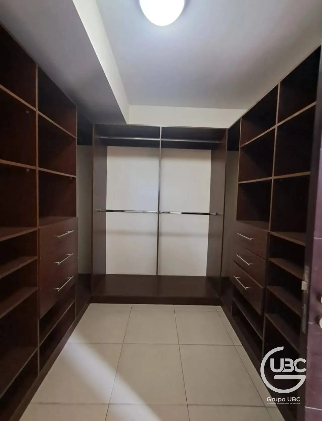 Amplio apartamento en renta en zona 14 sobre 5ta. Avenida — Apartamento en Alquiler en Cobella, Zona 14, Guatemala, Ciudad — foto 9 de 14