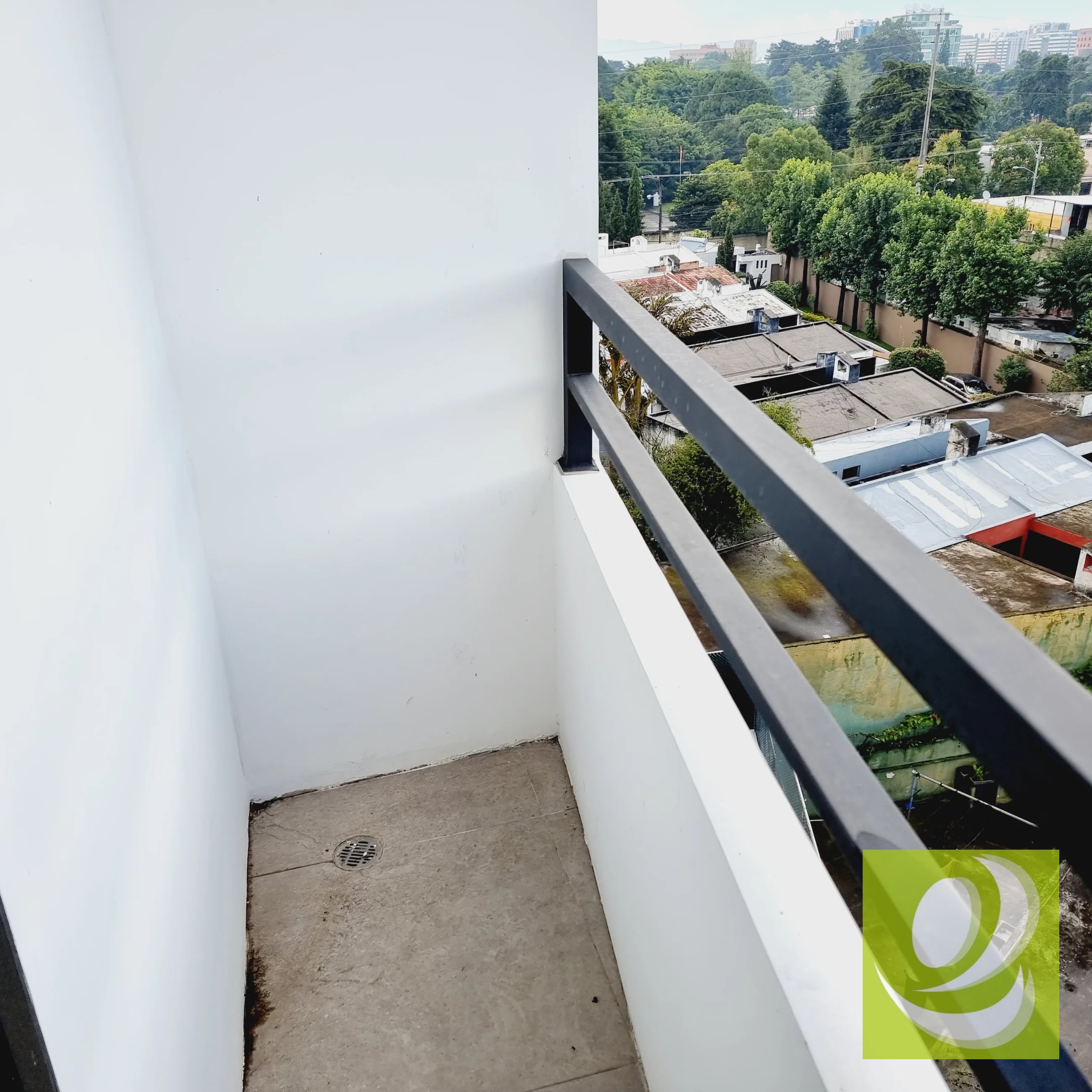EN VENTA APARTAMENTO PEQUEÑO EN ZONA 14 - 1