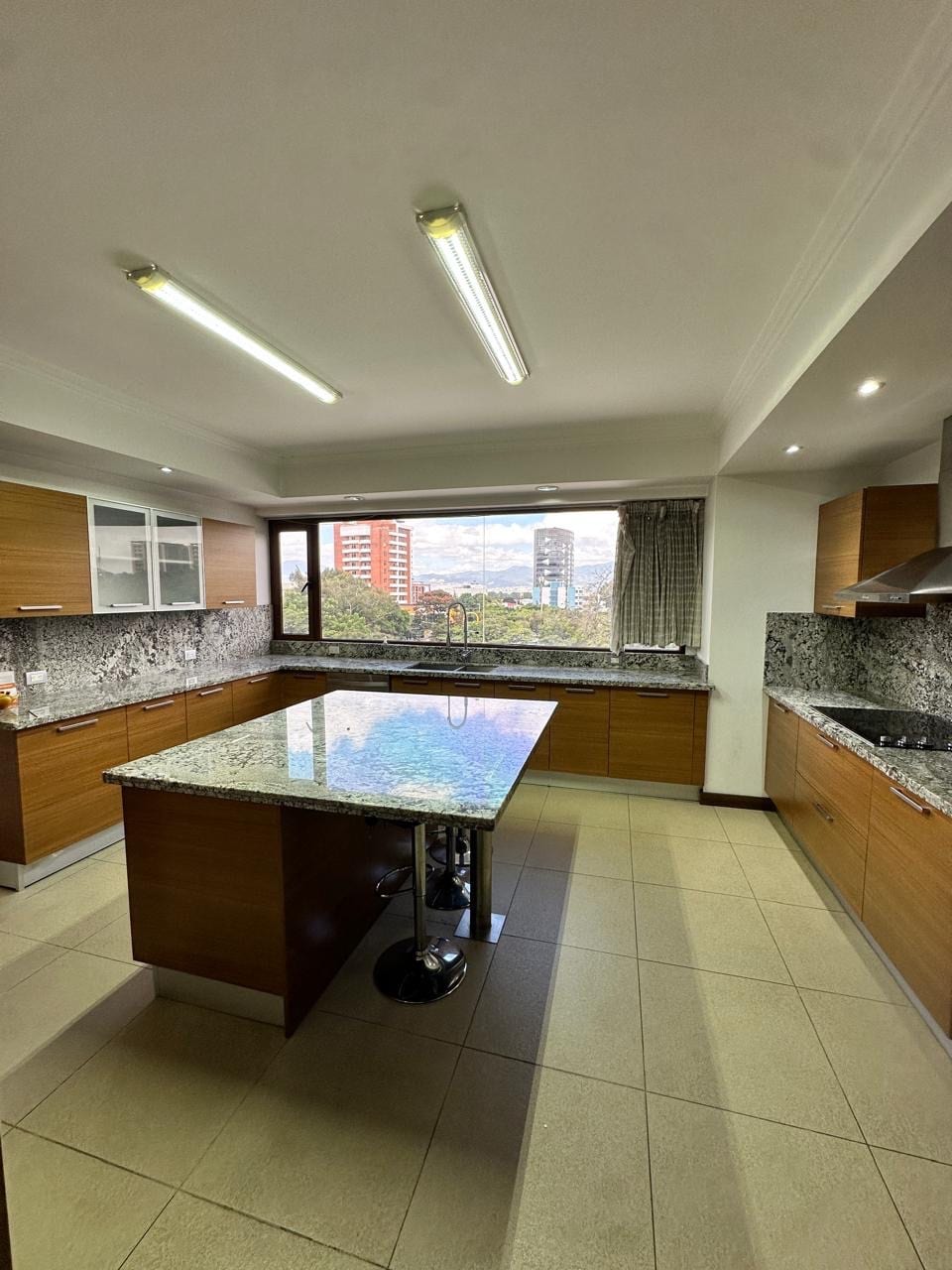 Apartamento en venta | 6 habitaciones | 6 parqueos | balcones | Gaudí, zona 14 — Apartamento en Venta en Zona 14, Guatemala, Ciudad — foto 6 de 10