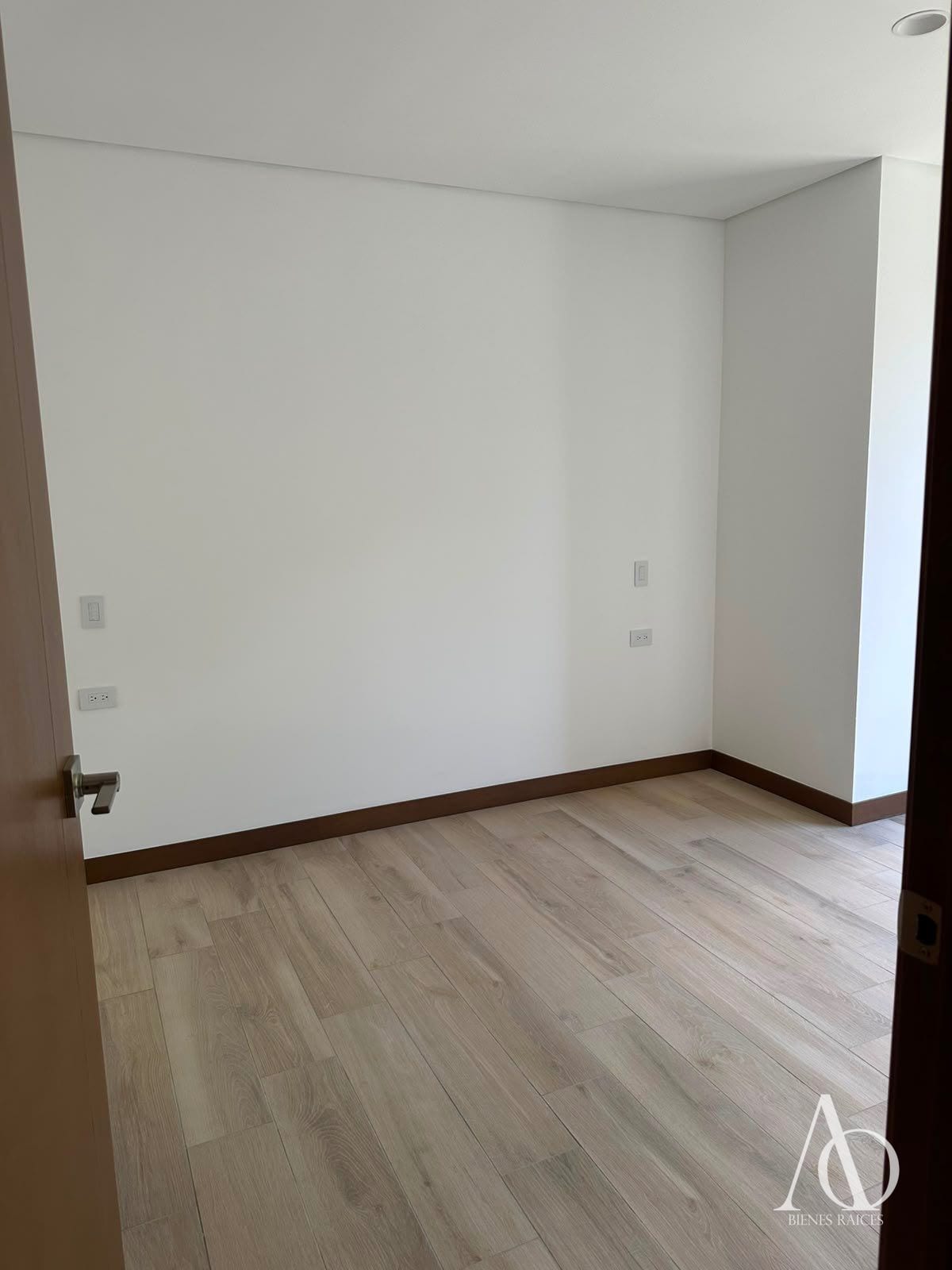 Apartamento en Alquiler Edificio Ferré Diez, zona 10 N4 / EN DIRECTO — Apartamento en Alquiler en Ferré Diez, Zona 10, Guatemala, Ciudad — foto 11 de 14