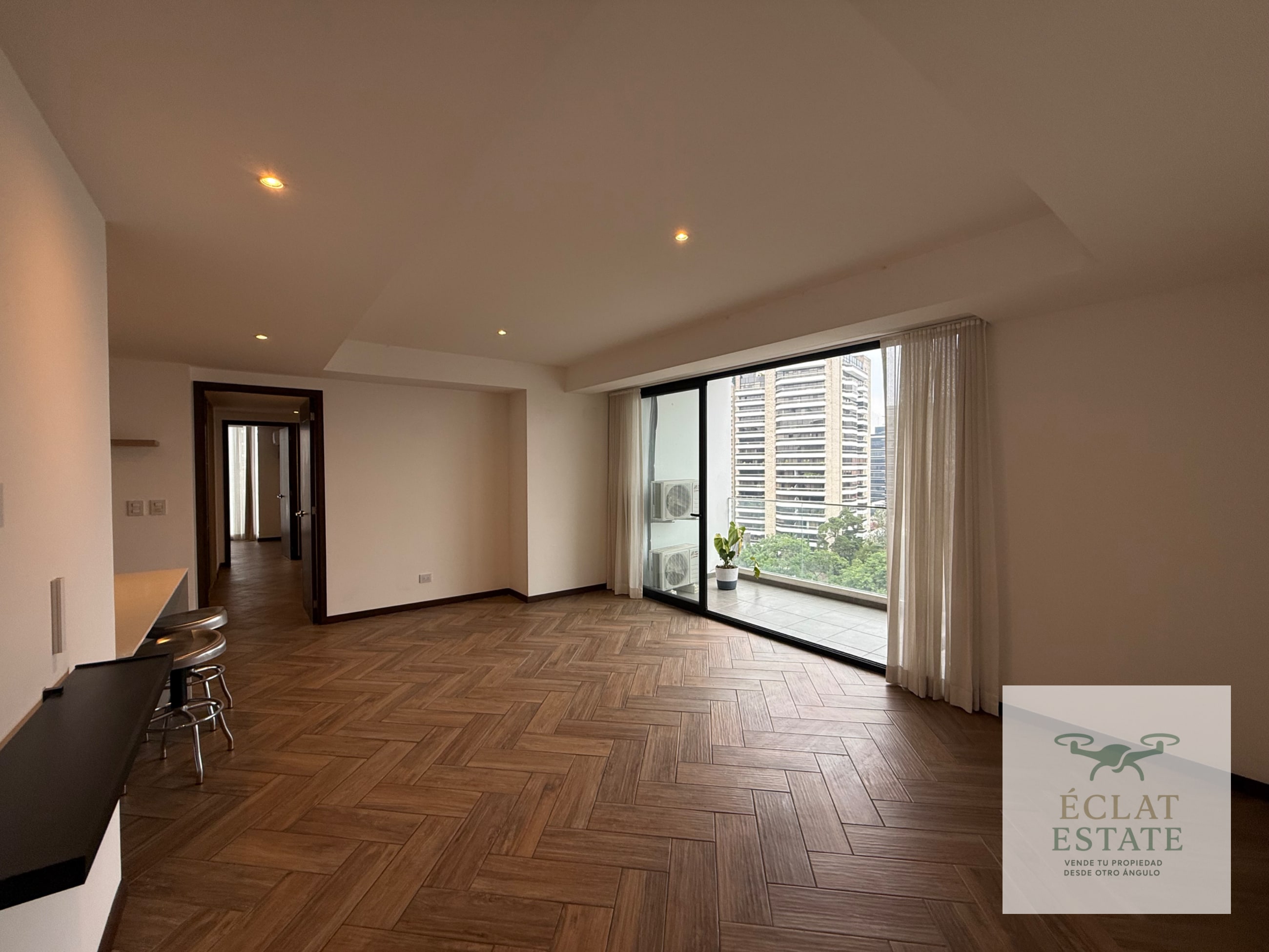 Apartamento de 3 habitaciones + hab. de servicio en renta en zona 10 - 2