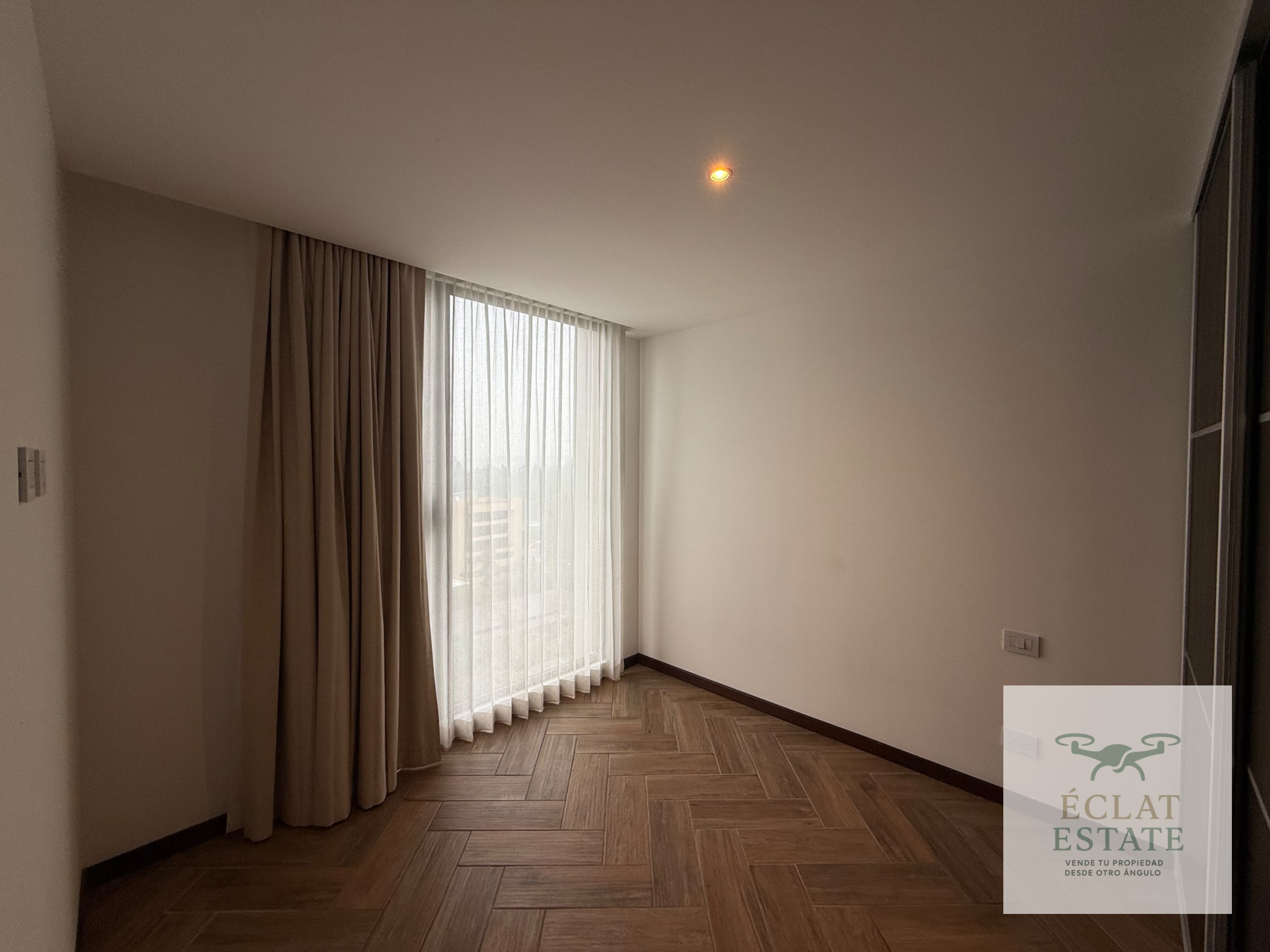 Apartamento de 3 habitaciones + hab. de servicio en renta en zona 10 - 6