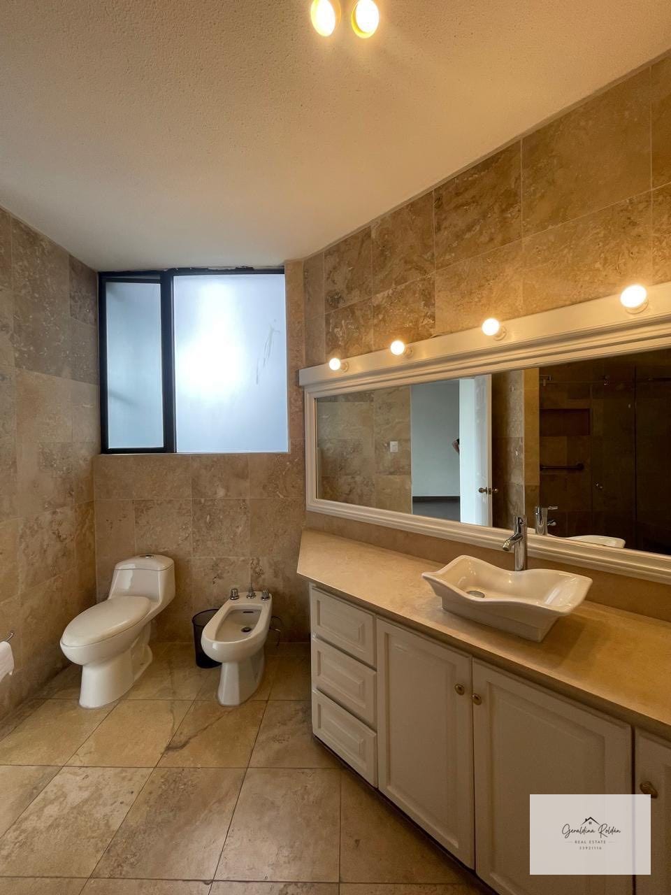 320 m de apto, dos niveles tres habitaciones cuatro parqueos VENTA — Apartamento en Venta en Carretera a El Salvador, Guatemala, Ciudad — foto 9 de 10