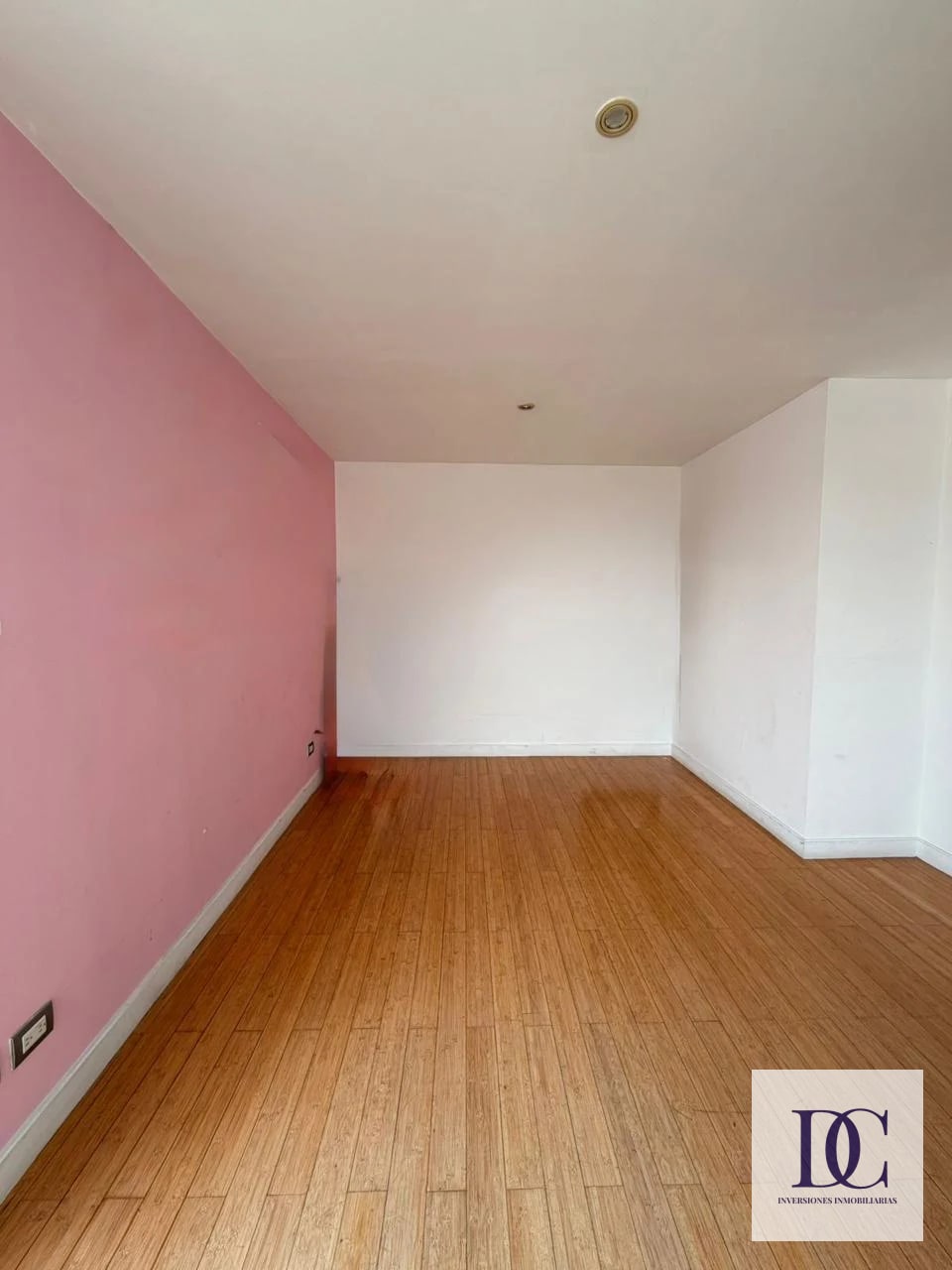 📍 APARTAMENTO EN RENTA – 2 HAB + DOBLE ALTURA | EDIFICIO ATRIUM | ZONA 10 — Apartamento en Alquiler en Atrium, Zona 10, Guatemala, Ciudad — foto 5 de 14