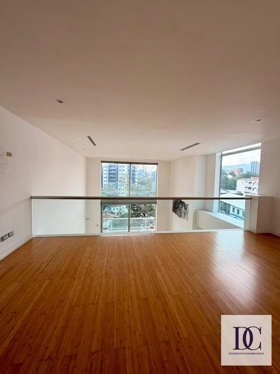 📍 APARTAMENTO EN RENTA – 2 HAB + DOBLE ALTURA | EDIFICIO ATRIUM | ZONA 10 — Apartamento en Alquiler en Atrium, Zona 10, Guatemala, Ciudad — foto 7 de 14