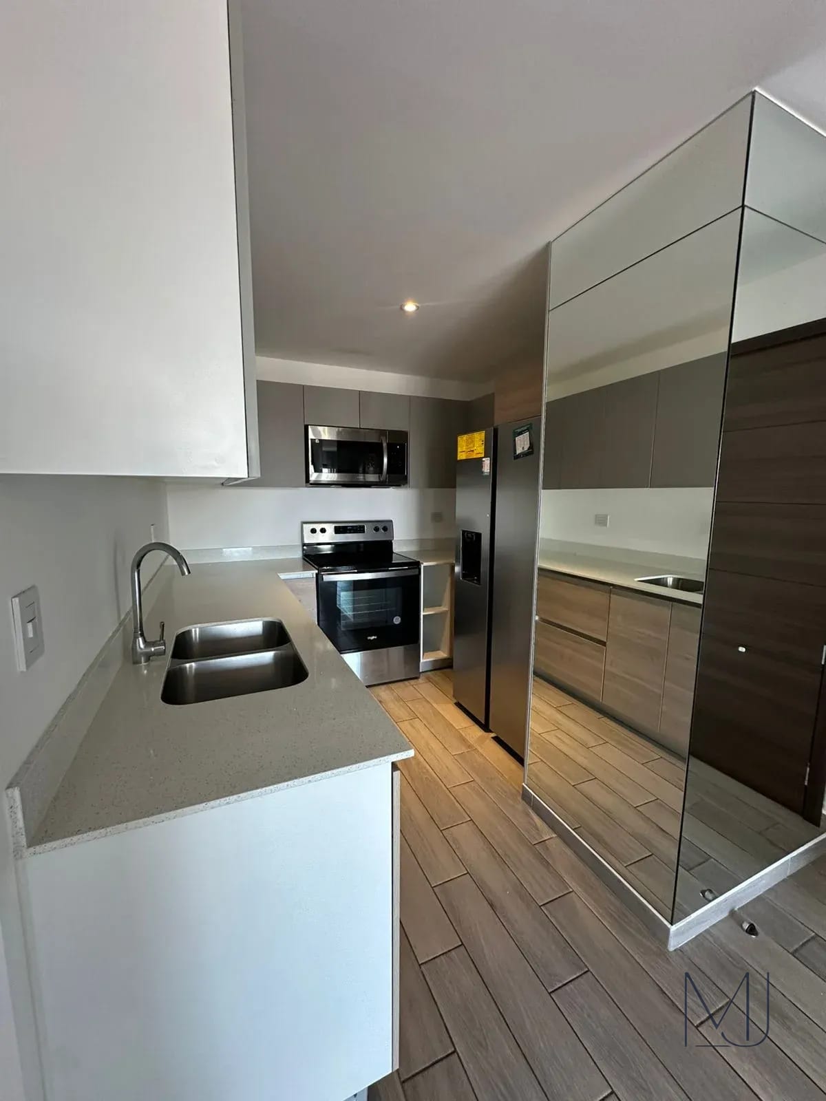 Apartamento en Alquiler | Parque 10 | Zona 10 | 3 habitaciones · Balcón — Apartamento en Alquiler en Parque 10, Zona 10, Guatemala, Ciudad — foto 3 de 10