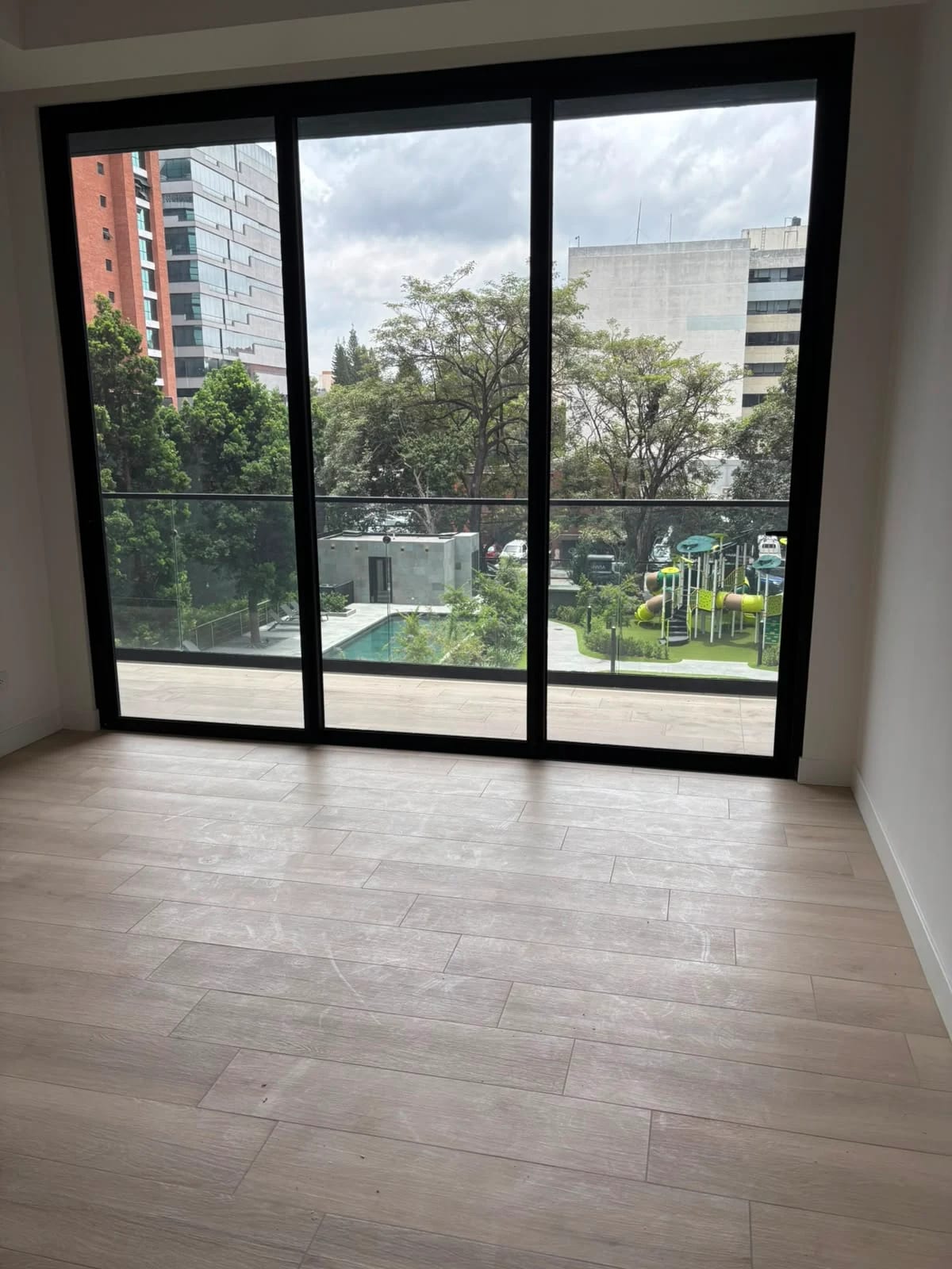 Apartamento en alquiler zona 10 — Apartamento en Alquiler en Ferré Diez, Zona 10, Guatemala, Ciudad — foto 5 de 9