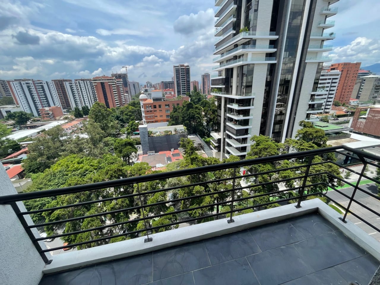 Rento apartamento de 3 dormitorios en Zona 14 CERCA DE EUROPLAZA — Apartamento en Alquiler en Catania, Zona 14, Guatemala, Ciudad — foto 3 de 17