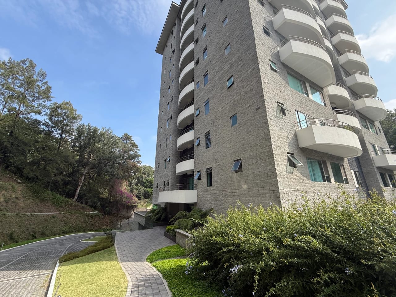 Rento apartamento tipo STUDIO CON TERRAZA en Zona 10 CERCA ZONA PADERA — Apartamento en Alquiler en Laderas de Florencia, Zona 10, Guatemala, Ciudad — foto 1 de 17