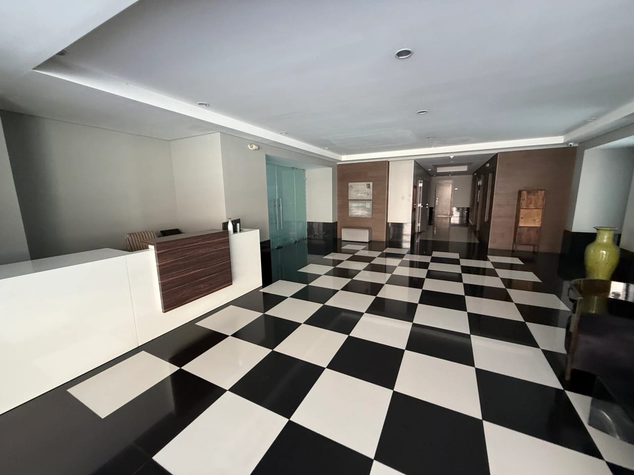 Rento apartamento tipo STUDIO CON TERRAZA en Zona 10 CERCA ZONA PADERA — Apartamento en Alquiler en Laderas de Florencia, Zona 10, Guatemala, Ciudad — foto 4 de 17