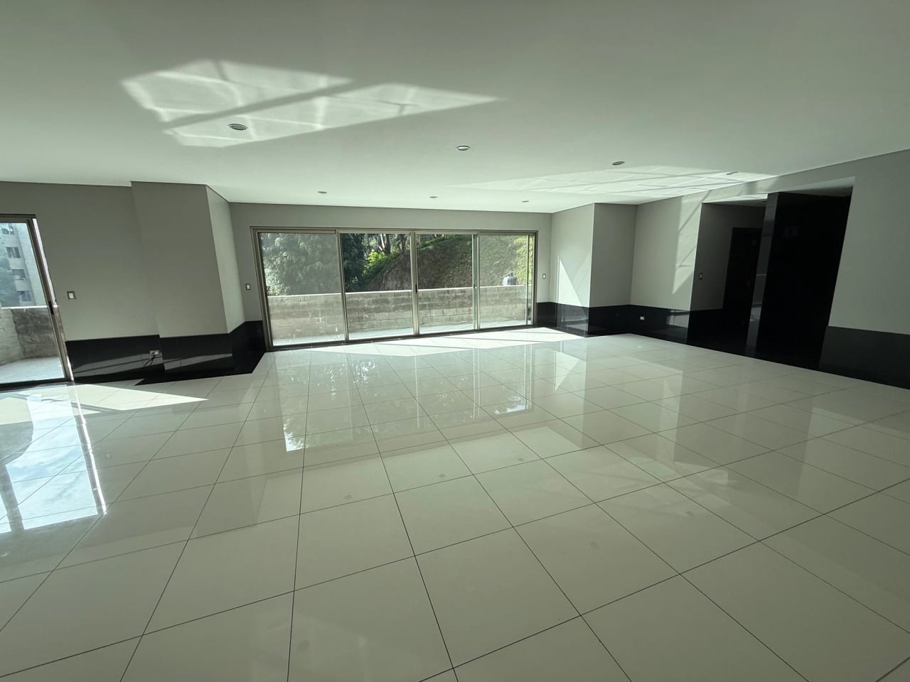 Rento apartamento tipo STUDIO CON TERRAZA en Zona 10 CERCA ZONA PADERA — Apartamento en Alquiler en Laderas de Florencia, Zona 10, Guatemala, Ciudad — foto 5 de 17