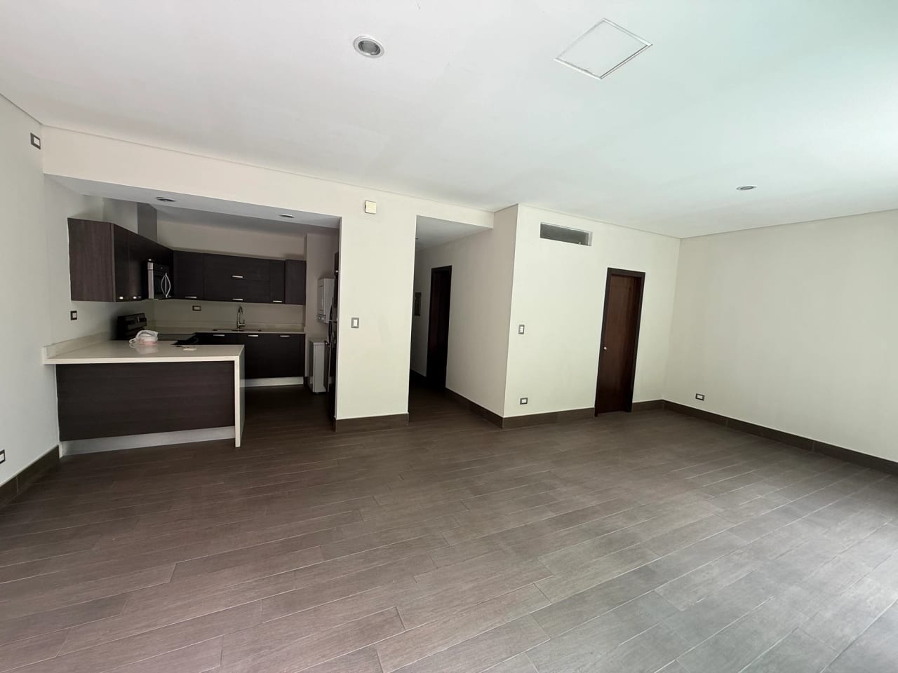 Rento apartamento tipo STUDIO CON TERRAZA en Zona 10 CERCA ZONA PADERA — Apartamento en Alquiler en Laderas de Florencia, Zona 10, Guatemala, Ciudad — foto 10 de 17