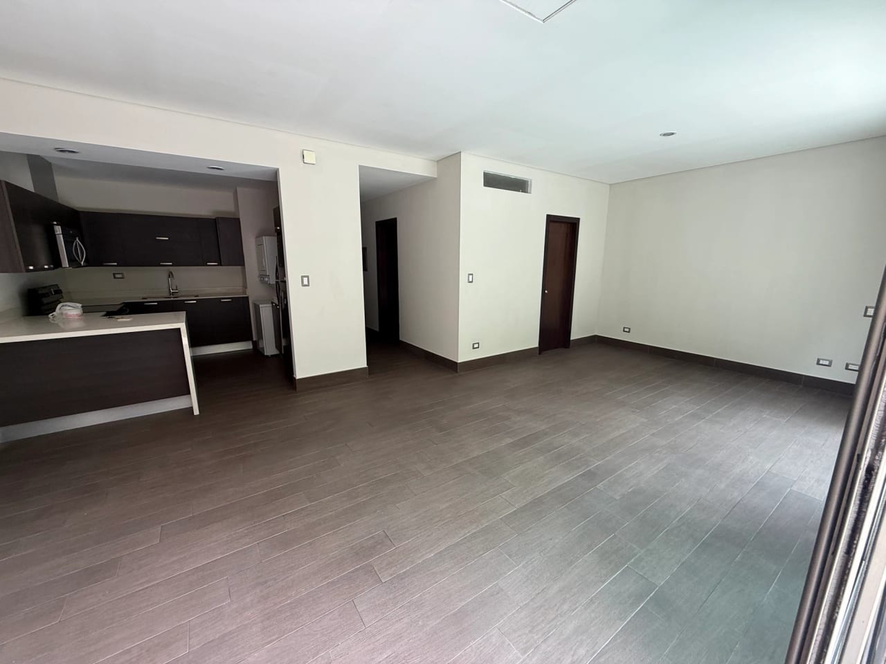 Rento apartamento tipo STUDIO CON TERRAZA en Zona 10 CERCA ZONA PADERA — Apartamento en Alquiler en Laderas de Florencia, Zona 10, Guatemala, Ciudad — foto 13 de 17