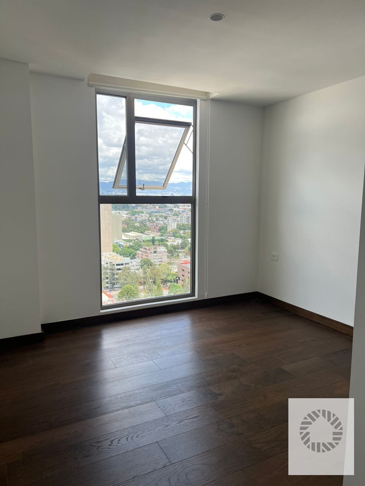 Apartamento con linda vista — Apartamento en Alquiler en Atarah, Zona 10, Guatemala, Ciudad — foto 2 de 7