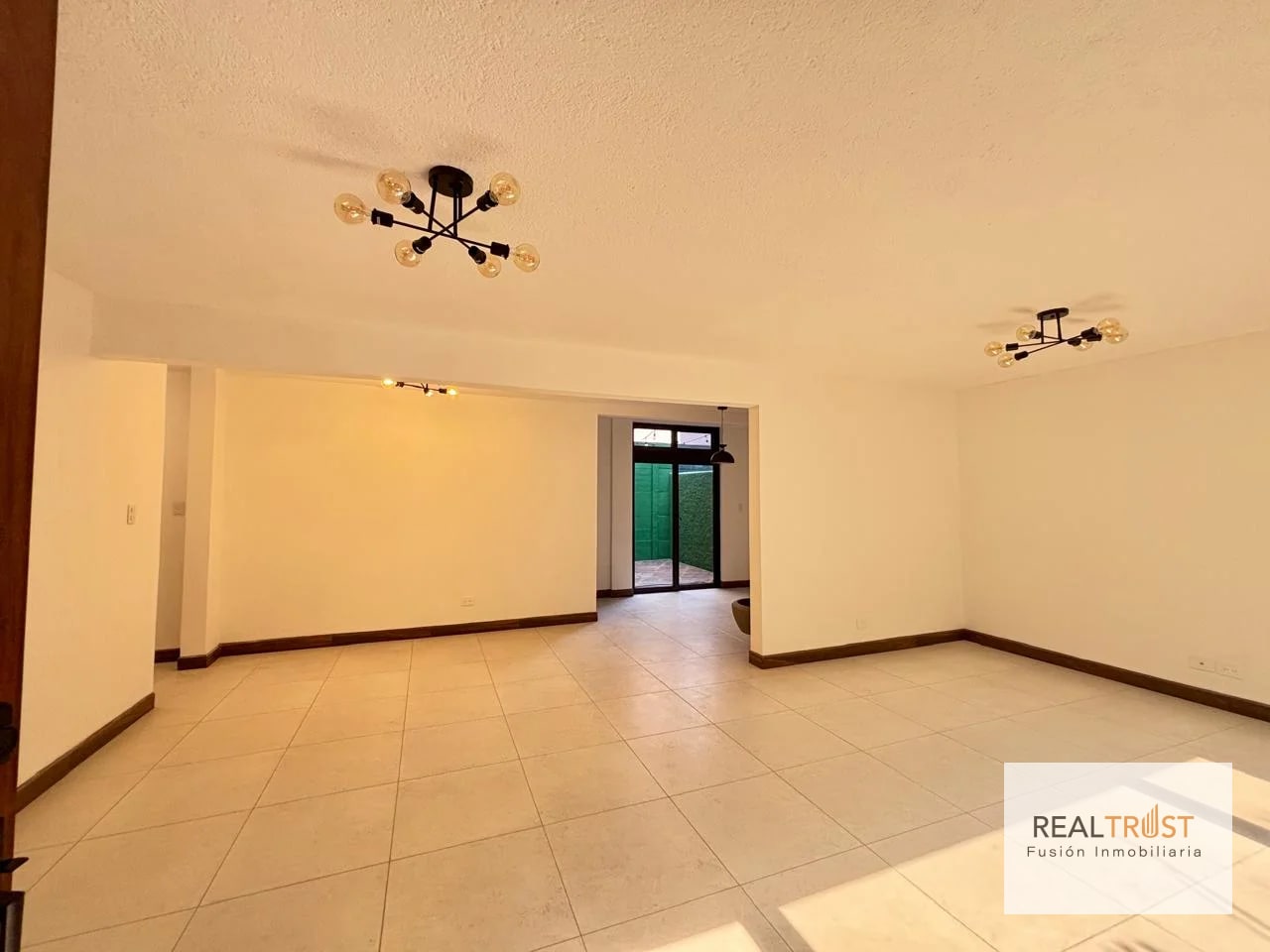APARTAMENTO EN RENTA EN PRIMER NIVEL Y REMODELADO ZONA 10 - 3